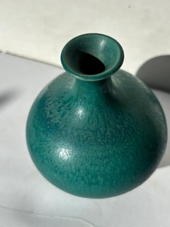 Vaso in ceramica di Laura Andreson con smalto verde opaco, firmato e datato