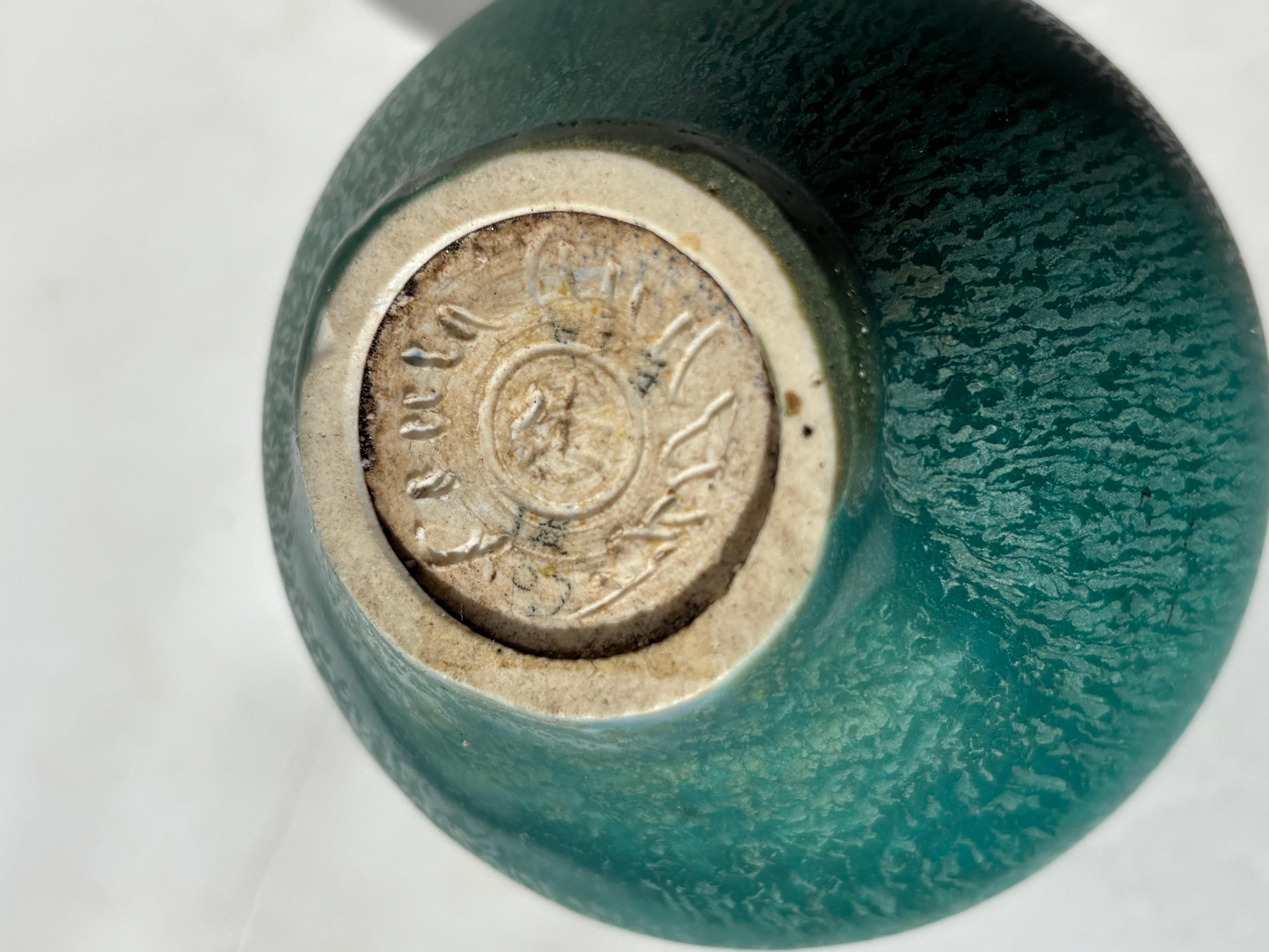 Moderne Laura Andreson vase en céramique /poterie avec glaçure mate verte , signé , daté. en vente