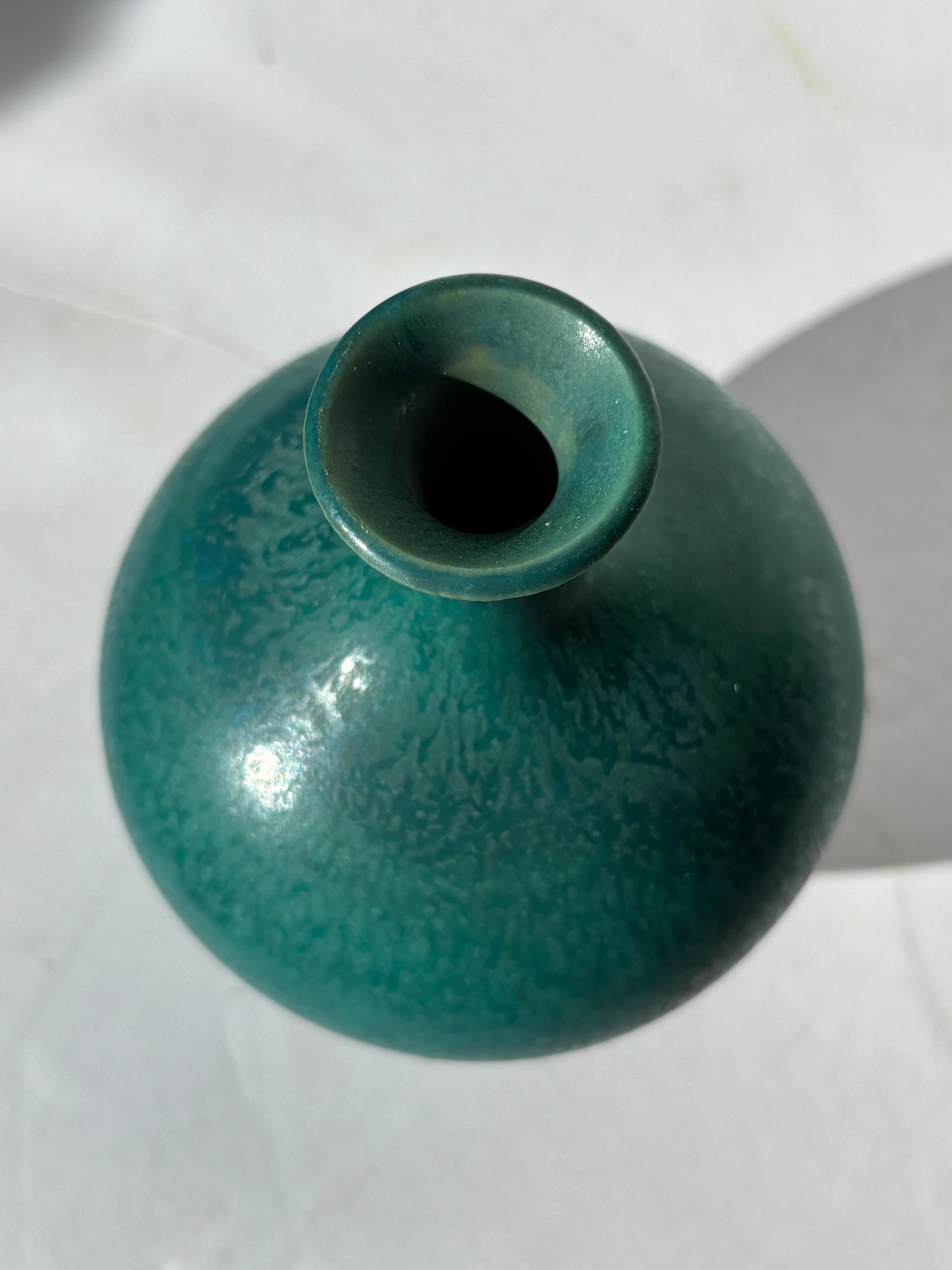 Fait main Laura Andreson vase en céramique /poterie avec glaçure mate verte , signé , daté. en vente
