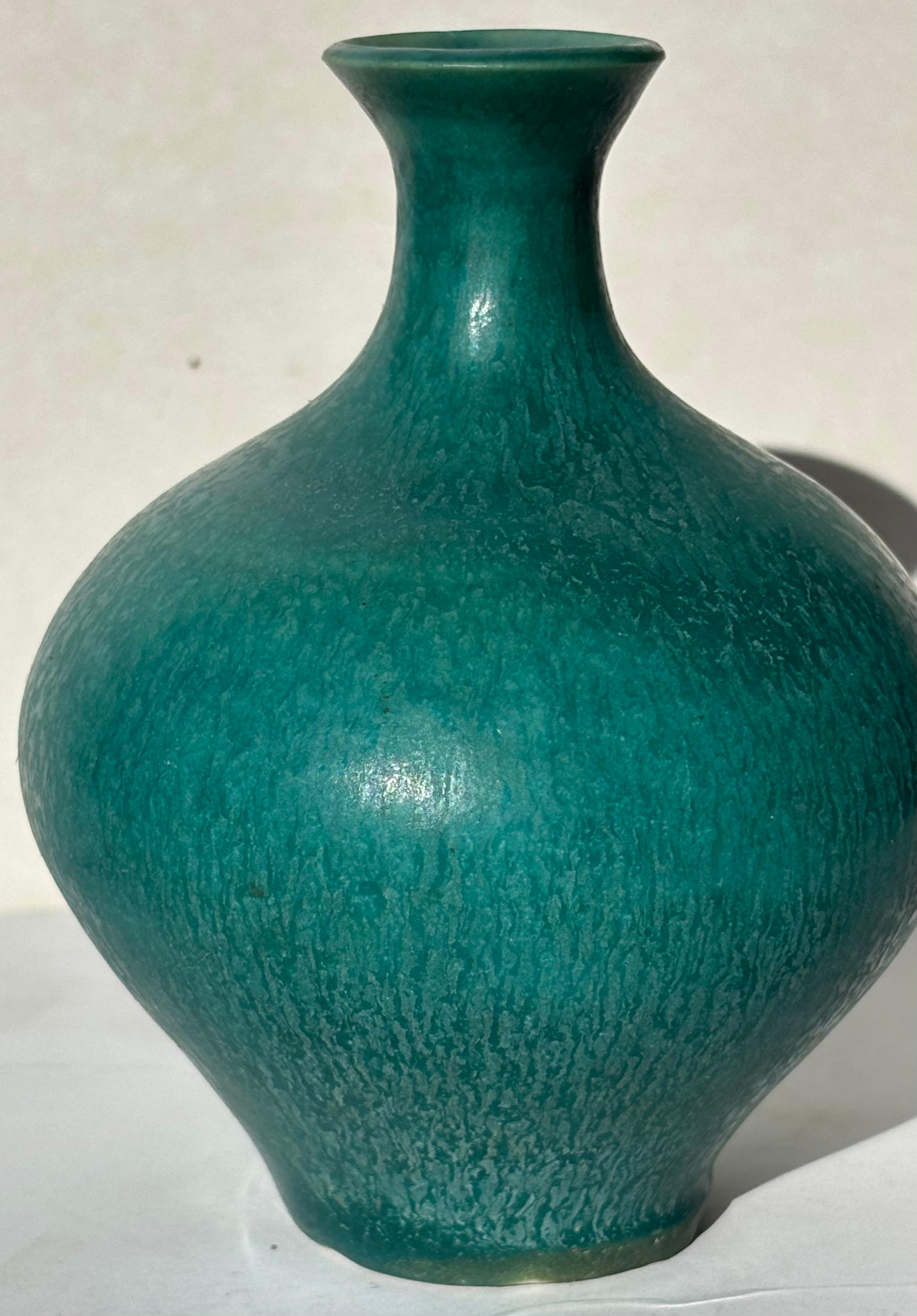 Laura Andreson vase en céramique /poterie avec glaçure mate verte , signé , daté. Bon état - En vente à Los Angeles, CA
