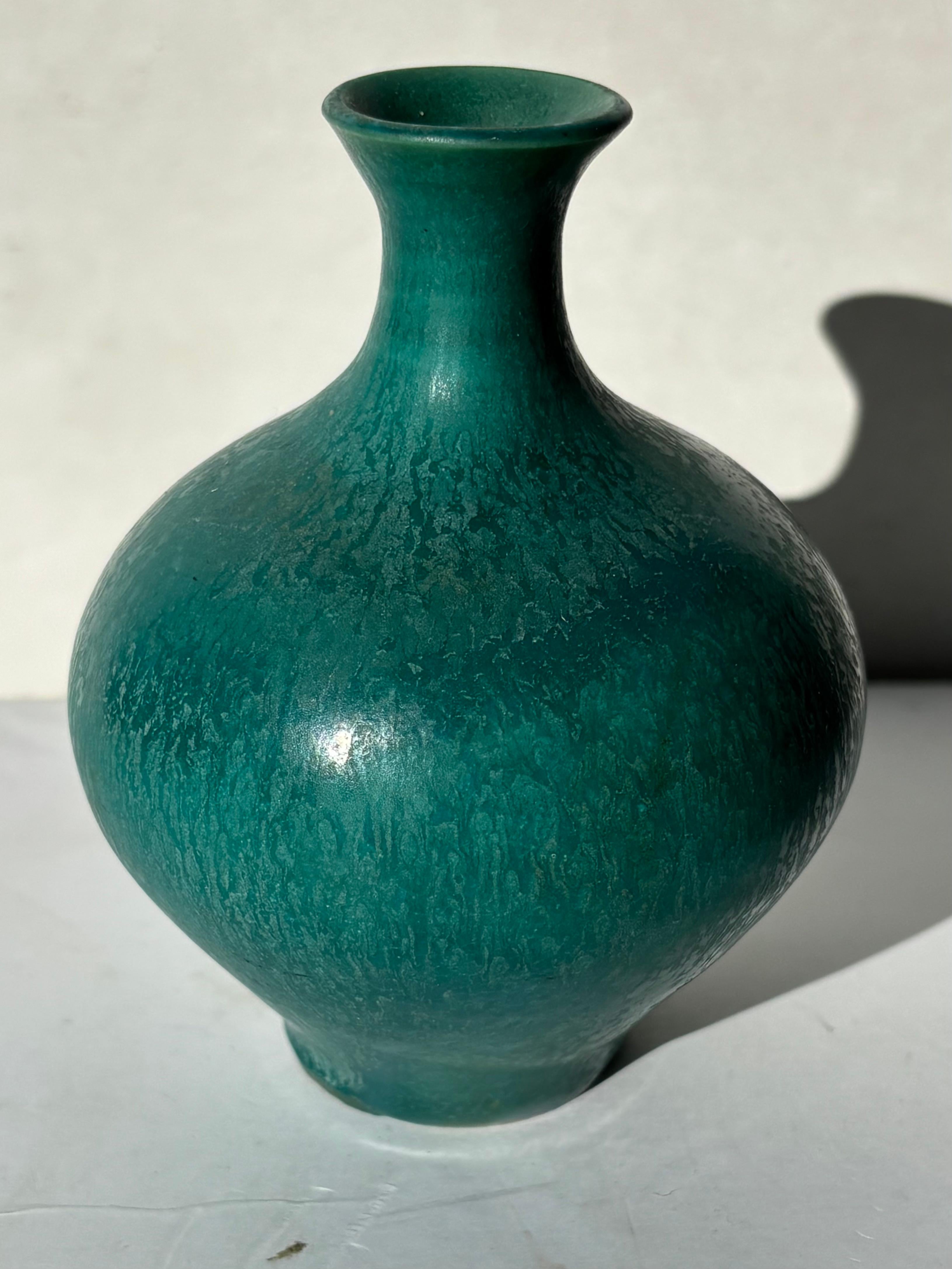 20ième siècle Laura Andreson vase en céramique /poterie avec glaçure mate verte , signé , daté. en vente