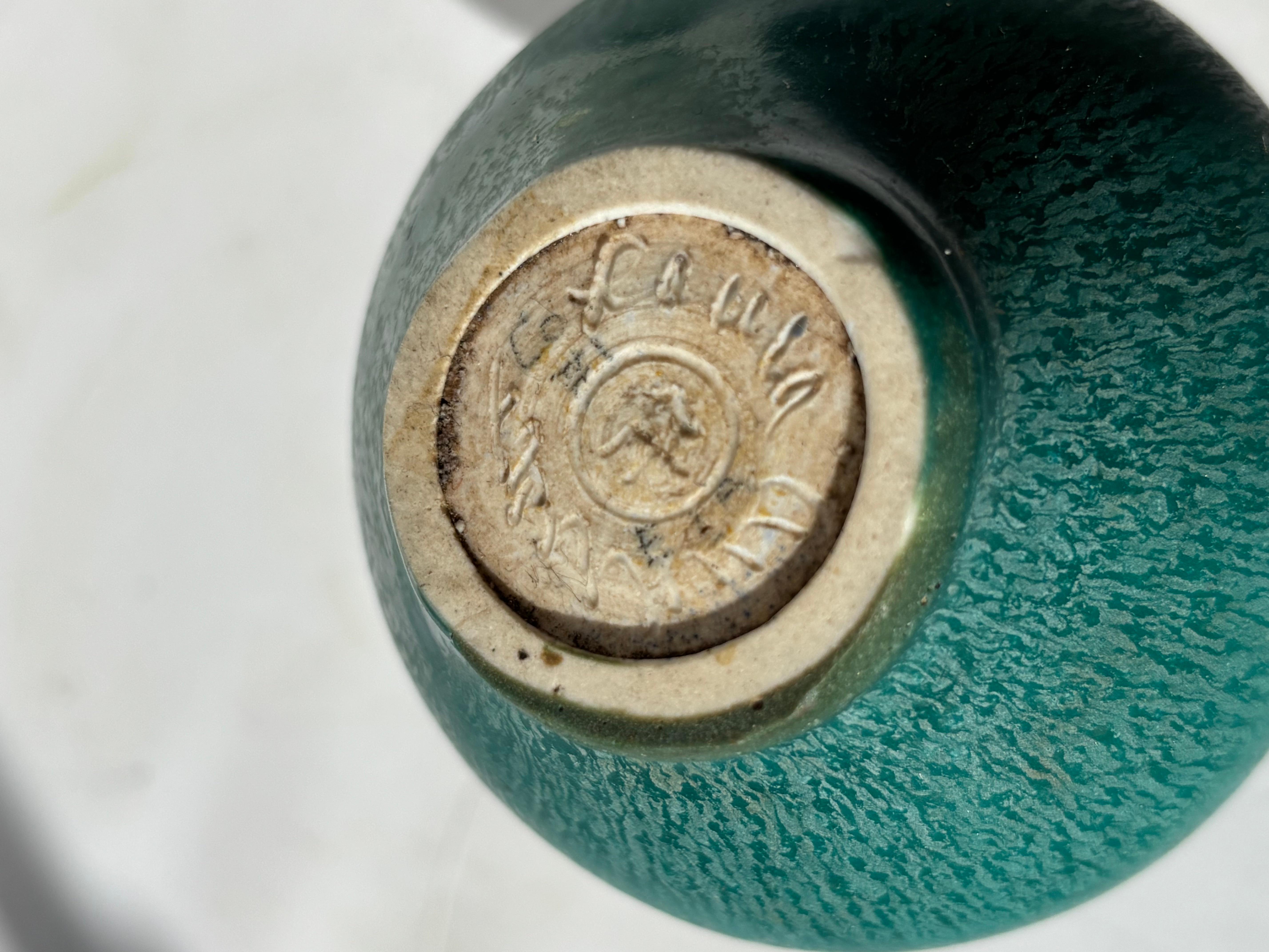 Poteries Laura Andreson vase en céramique /poterie avec glaçure mate verte , signé , daté. en vente