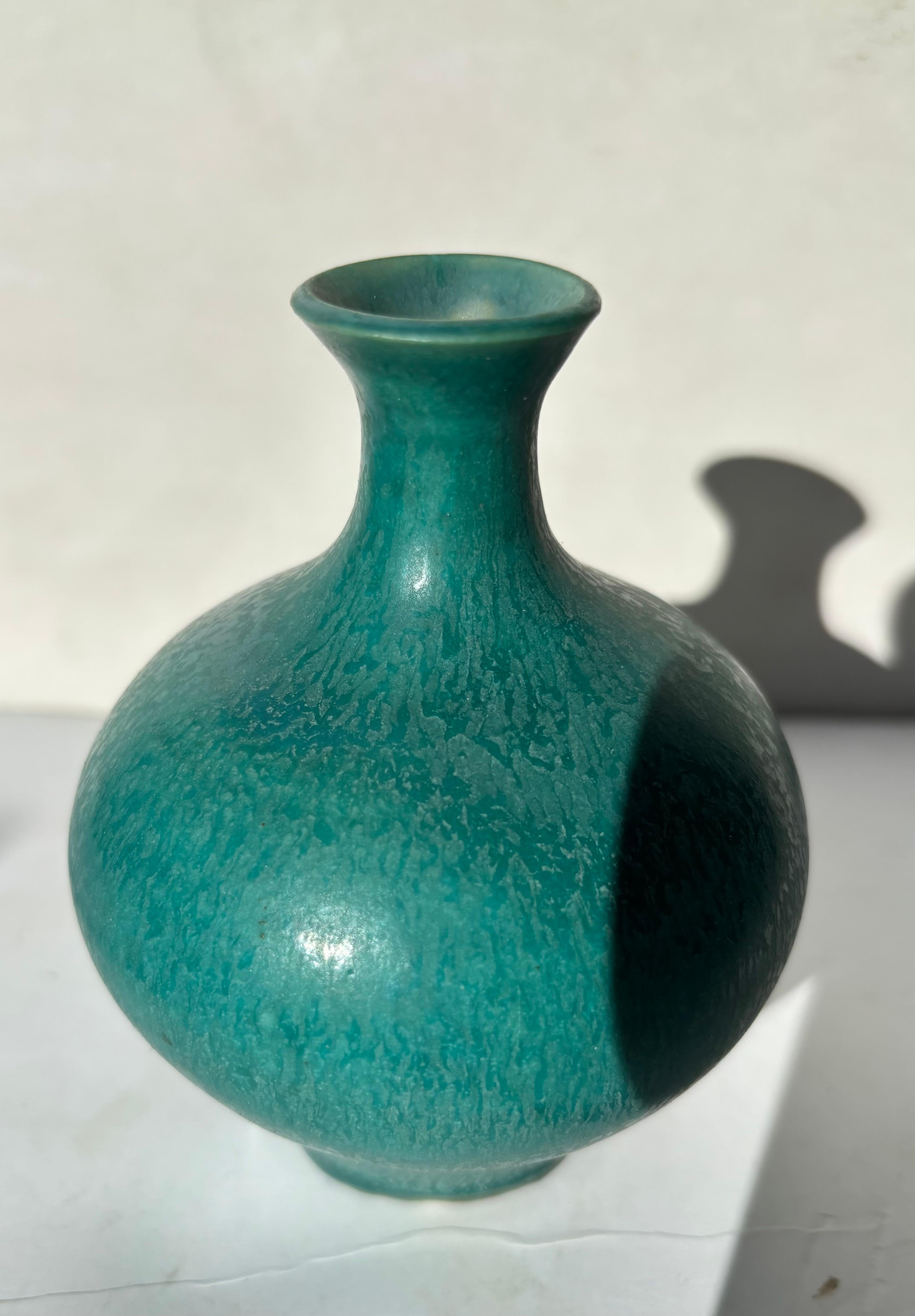 Laura Andreson vase en céramique /poterie avec glaçure mate verte , signé , daté. en vente 1