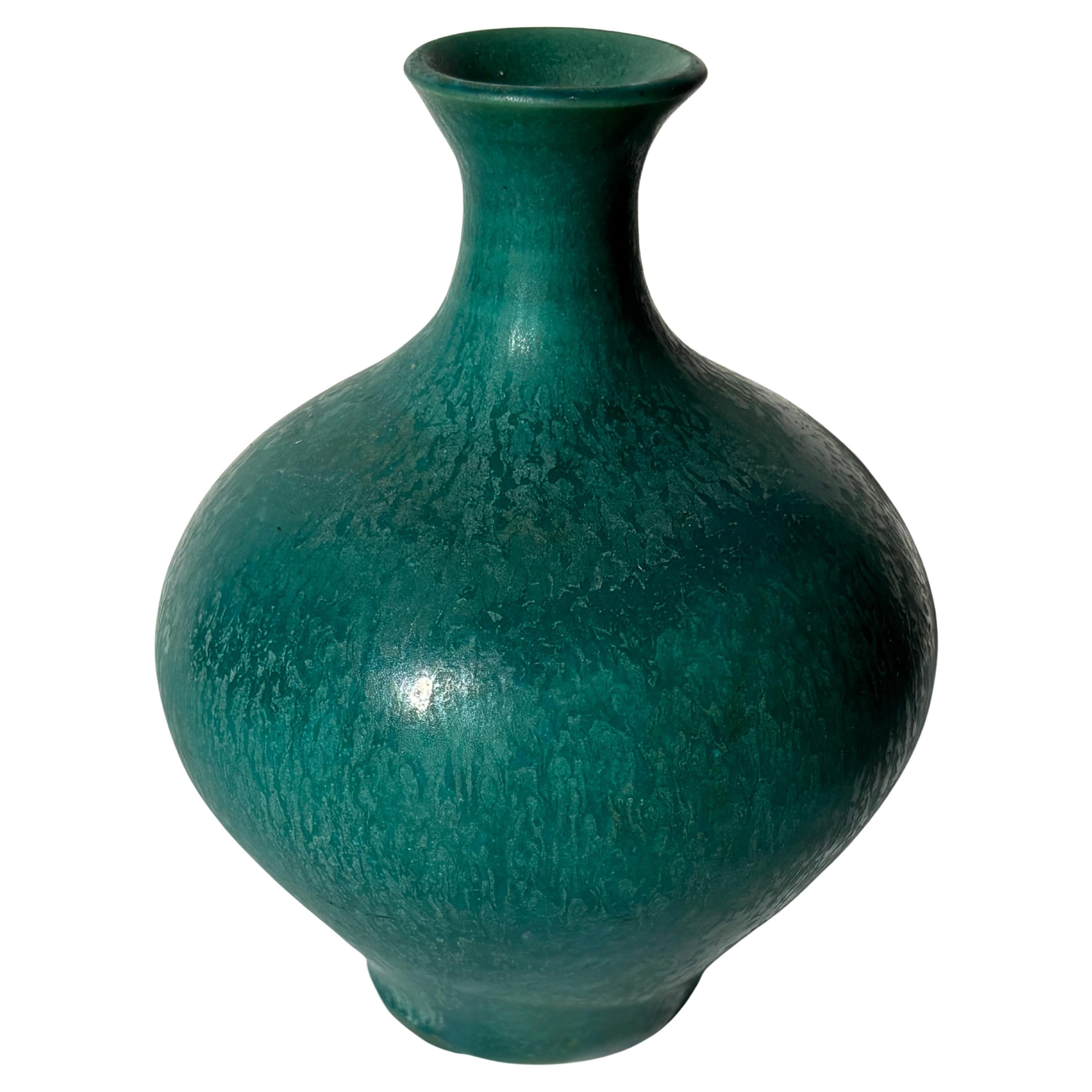 Vaso in ceramica di Laura Andreson con smalto verde opaco, firmato e datato