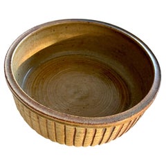 Ciotola in gres intagliato dello Studio A di Laura Andreson in scala grande