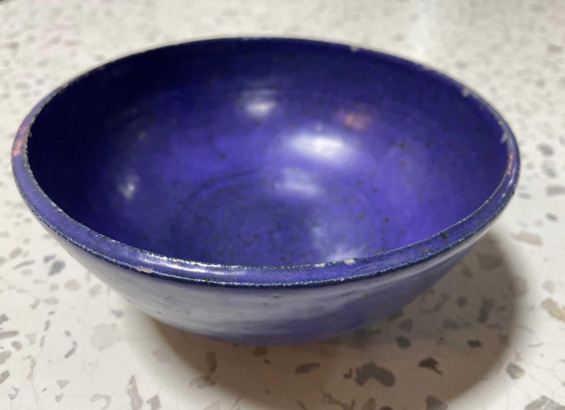 Metà XX secolo Laura Andreson ha firmato la ciotola in ceramica Studio Pottery firmata e smaltata della California moderna del metà del secolo scorso in vendita