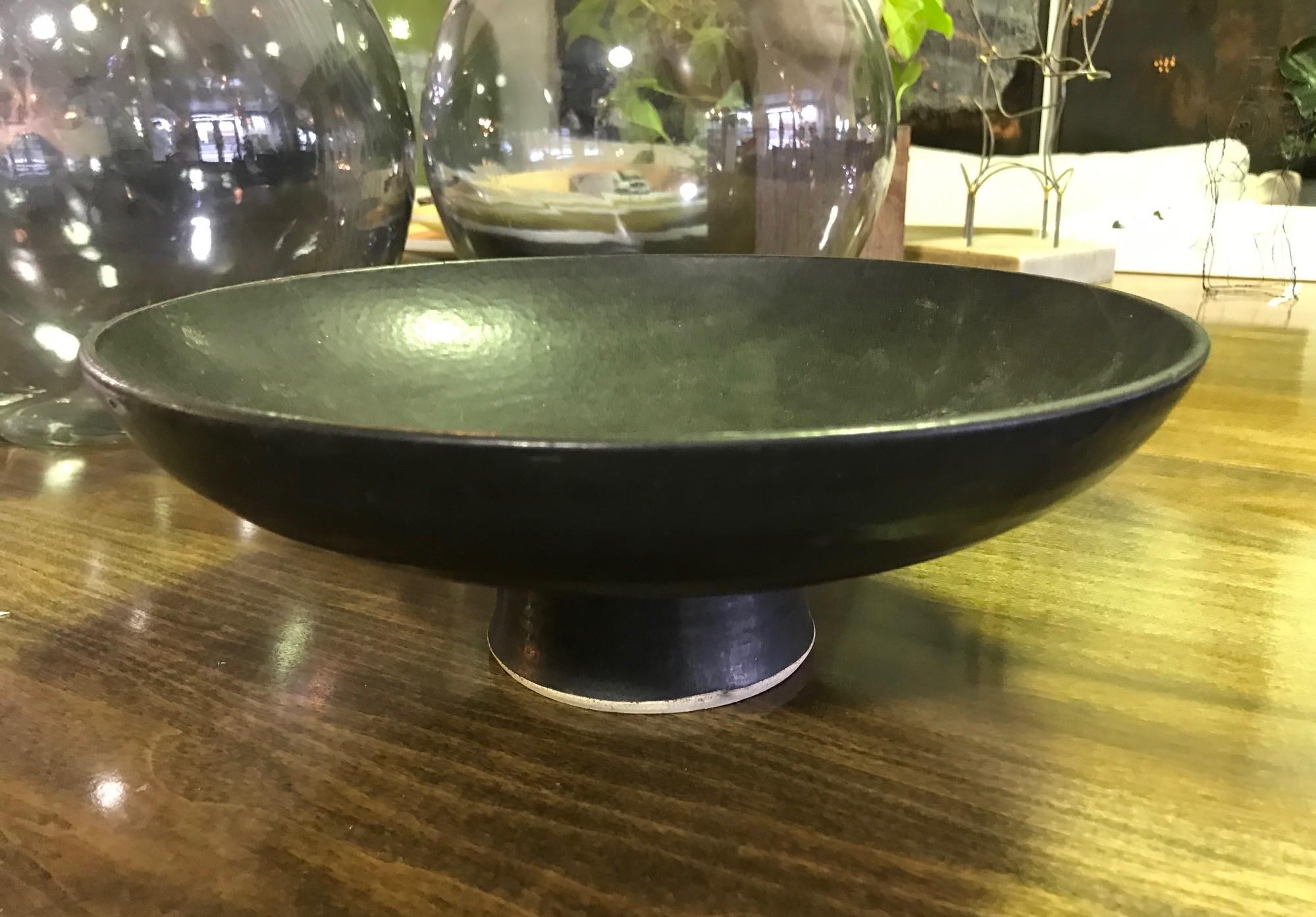A splendid, darkly glazed large pedestal bowl by renowned American potter Laura Andreson. Gorgeous in its modern design and rich, black color.

Signed and dated (1954) on the base by Andreson.

Would be a great addition to any midcentury