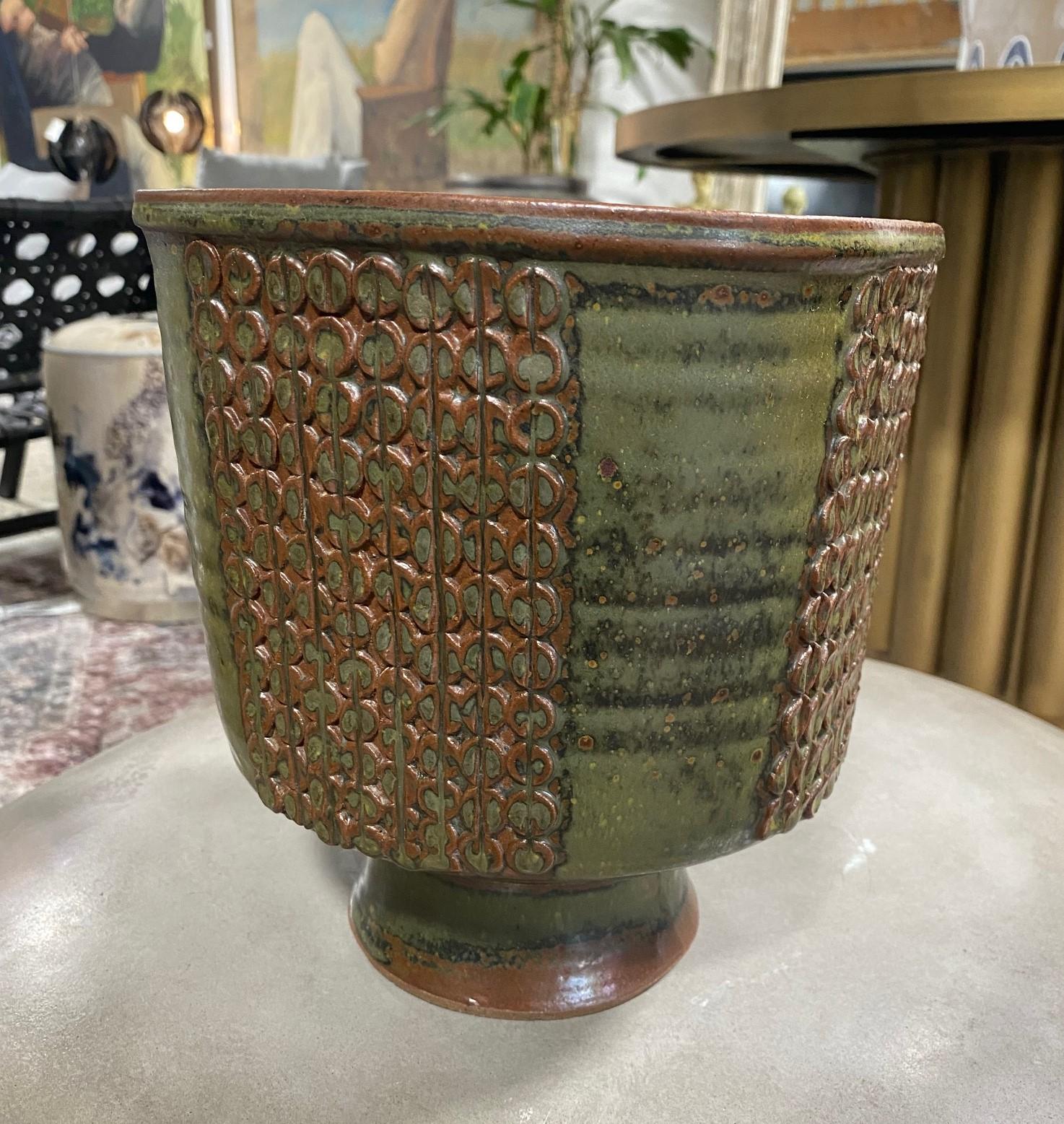 A wonderfully crafted and beautifully glazed (in Fall greens and browns) large bowl by renowned American potter Laura Andreson. Gorgeous in its Mid-Century Modern design and shifting colors. 

Signed on the base by Andreson.

A quite special and