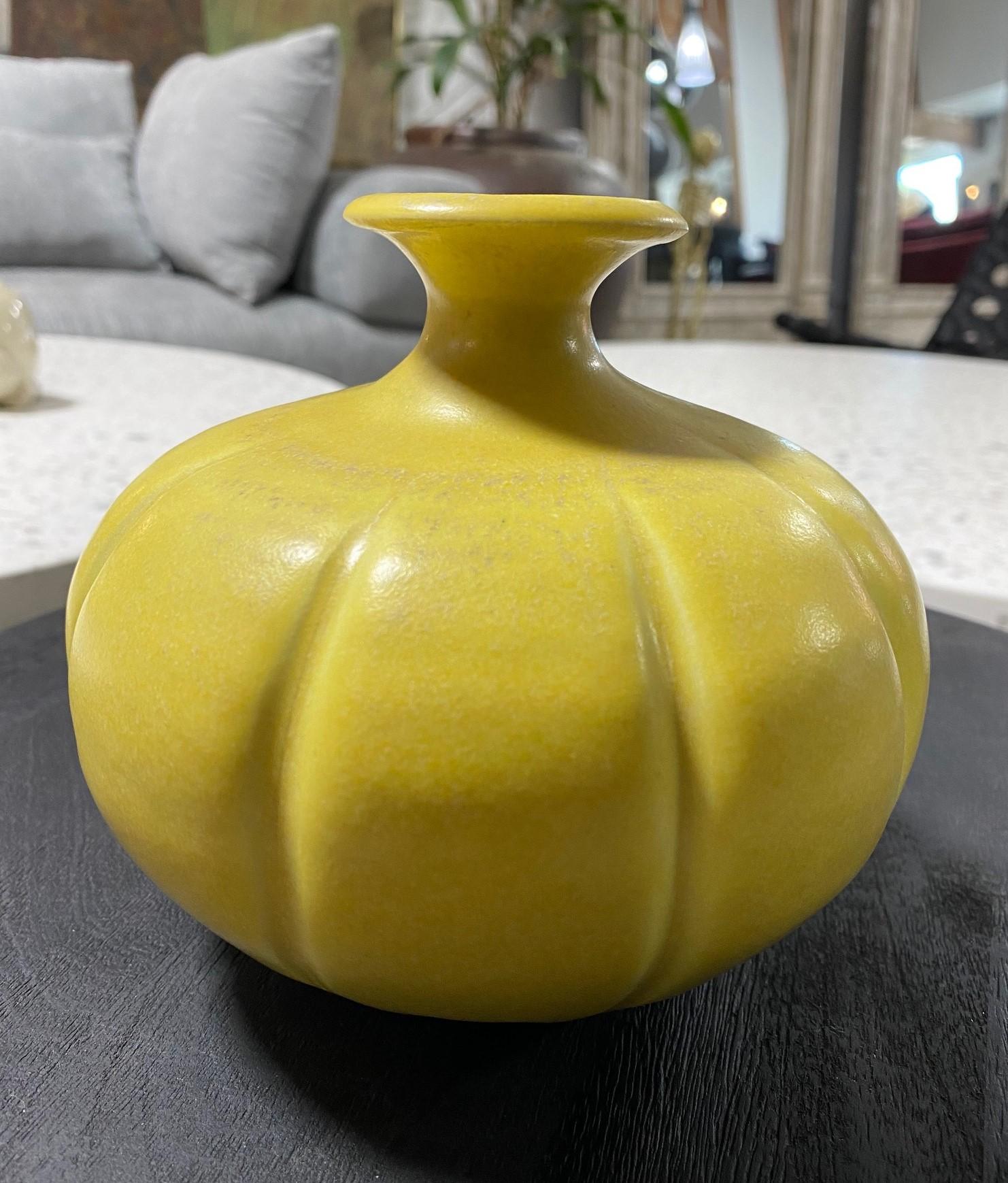 Laura Andreson Signed Yellow Glazed Midcentury California Studio Pottery Vase In Good Condition In Studio City, CA