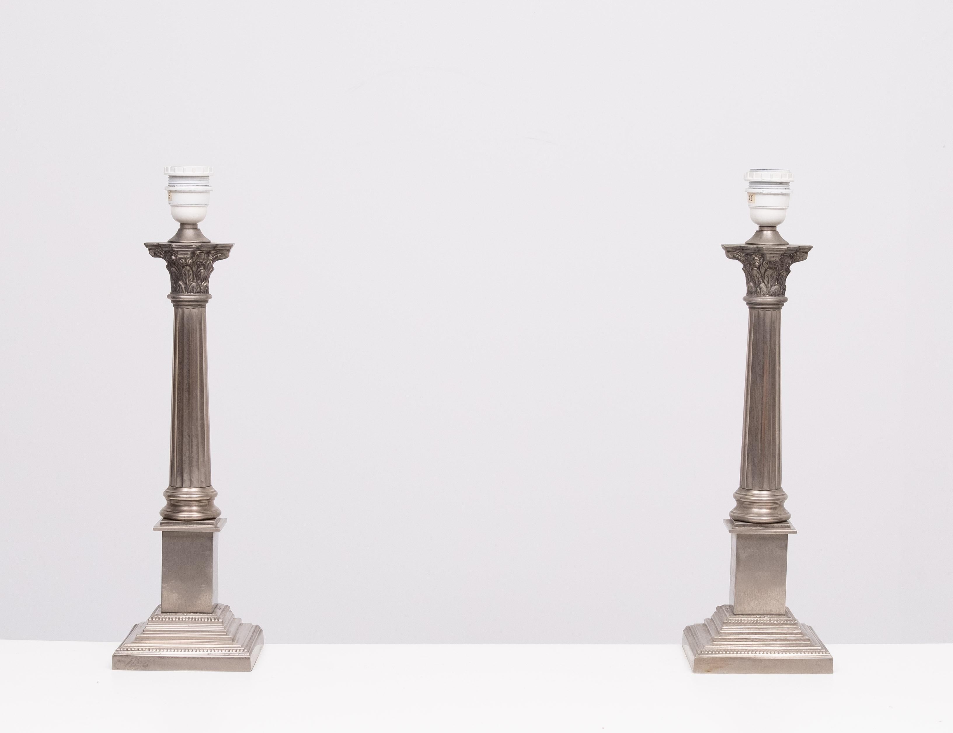 Très belles lampes de table, lampes à colonnes grecques corinthiennes.
fabriqué par Laura Ashley .
livré avec de nouvelles teintes .
