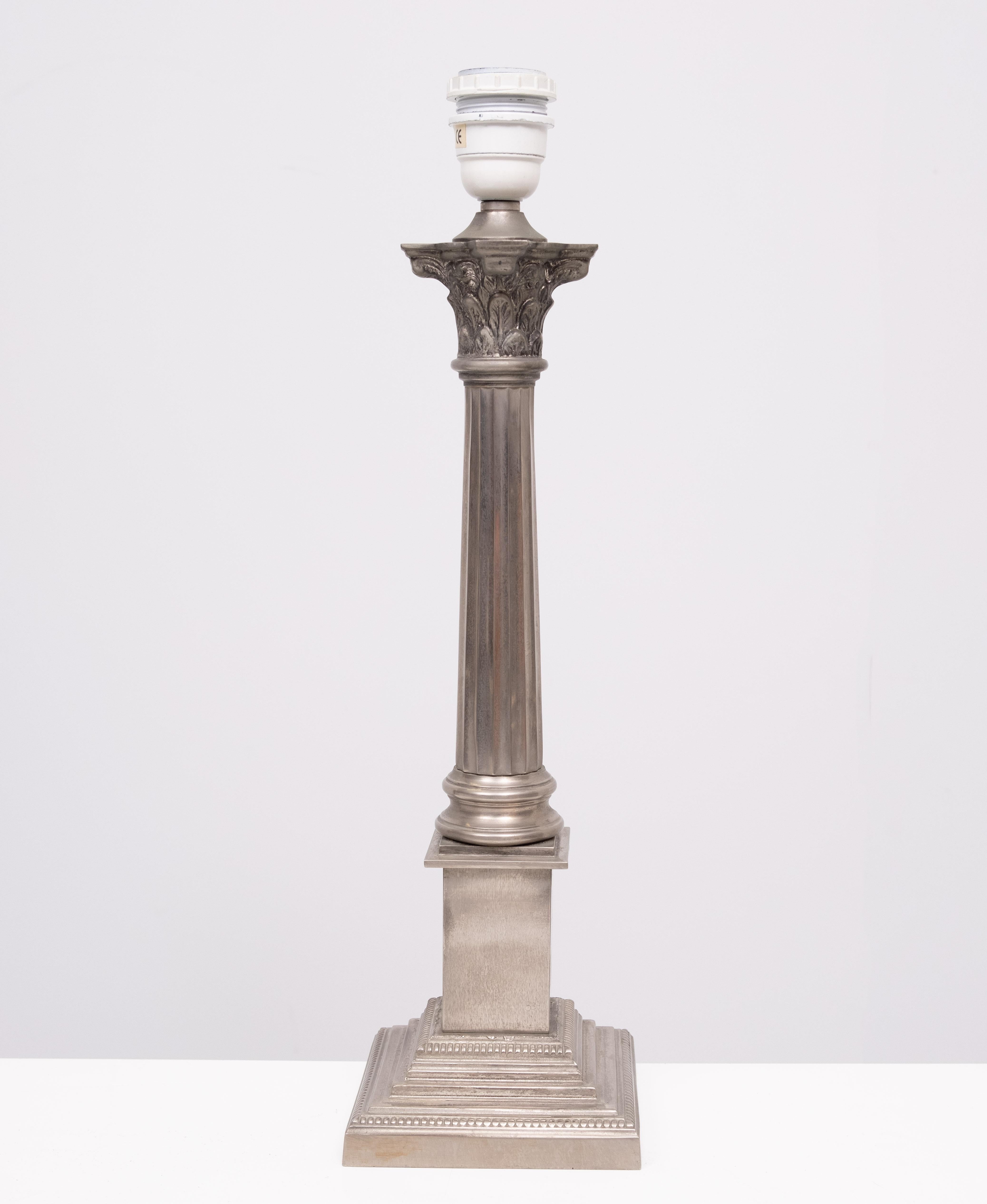 Néo-grec Paire de lampes de table Laura Ashley Colum en nickel en vente