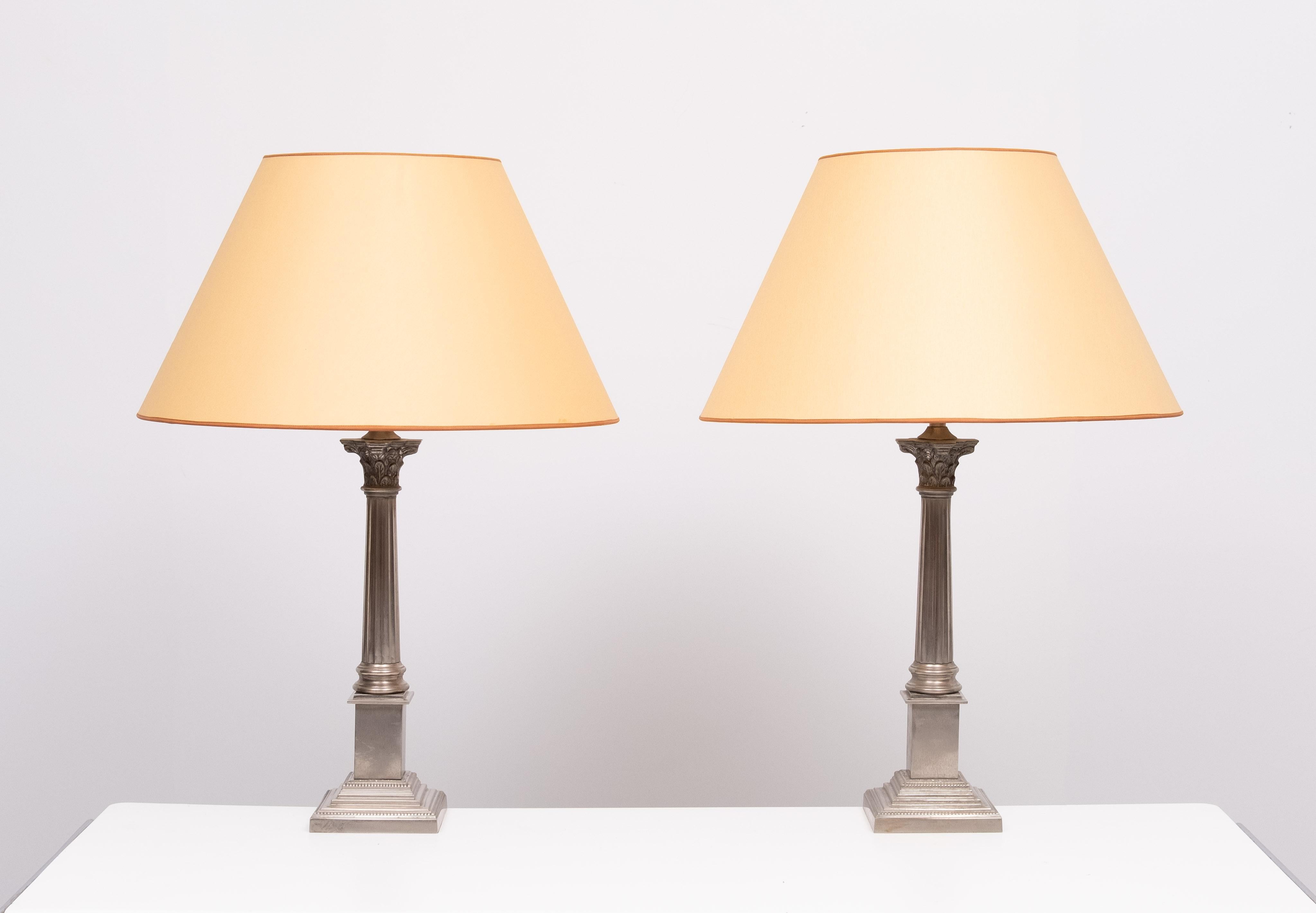 Portugais Paire de lampes de table Laura Ashley Colum en nickel en vente