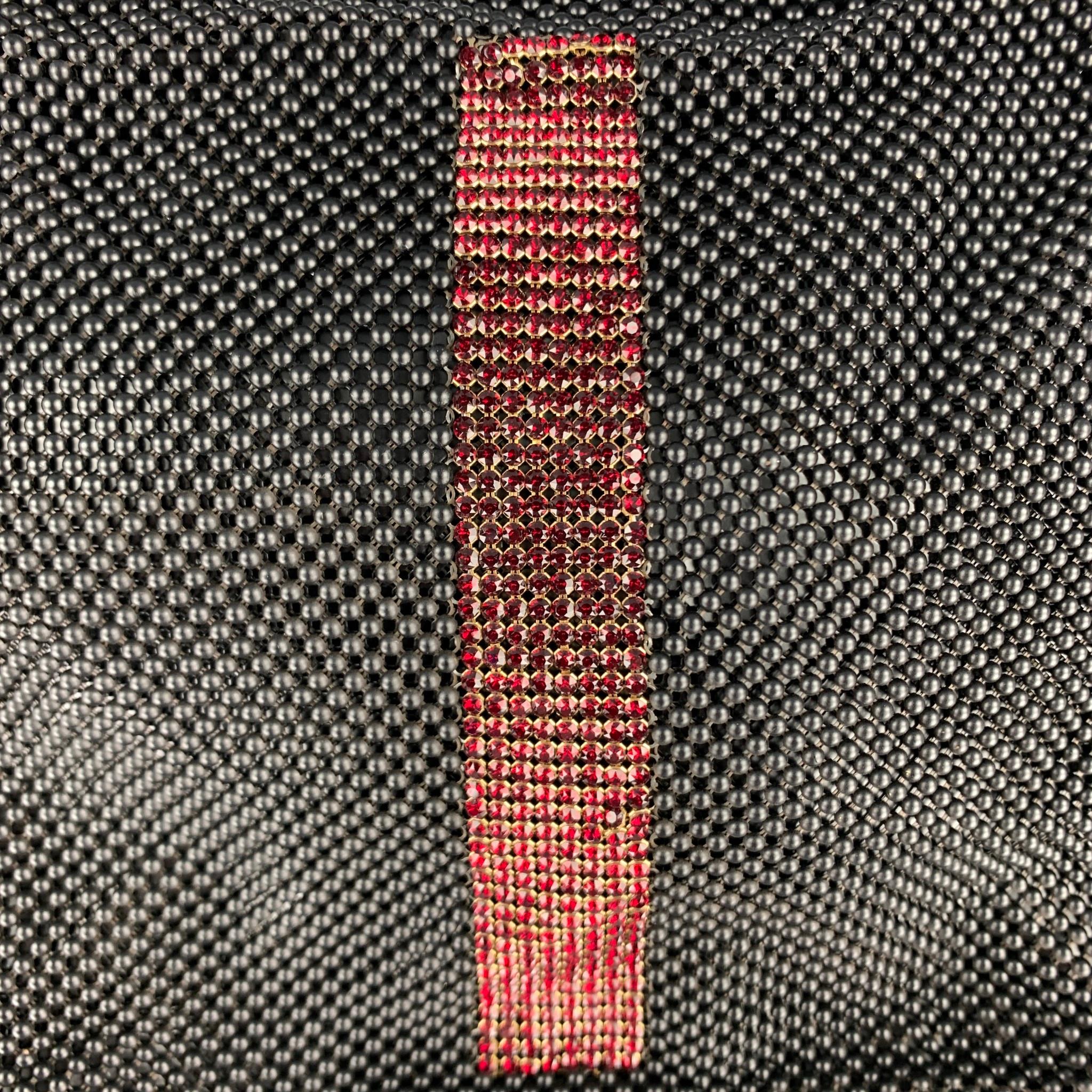 LAURA B Abendhandtasche aus schwarzem Mesh-Metall mit roten Kristallen:: mit einem Kettenriemen und einem Griff mit Alligatorlederbesatz. Wird mit Staubbeutel geliefert. 

Guter gebrauchter Zustand. 

Abmessungen: 

Länge: 7.5 in. 
Höhe: 7.5 in.