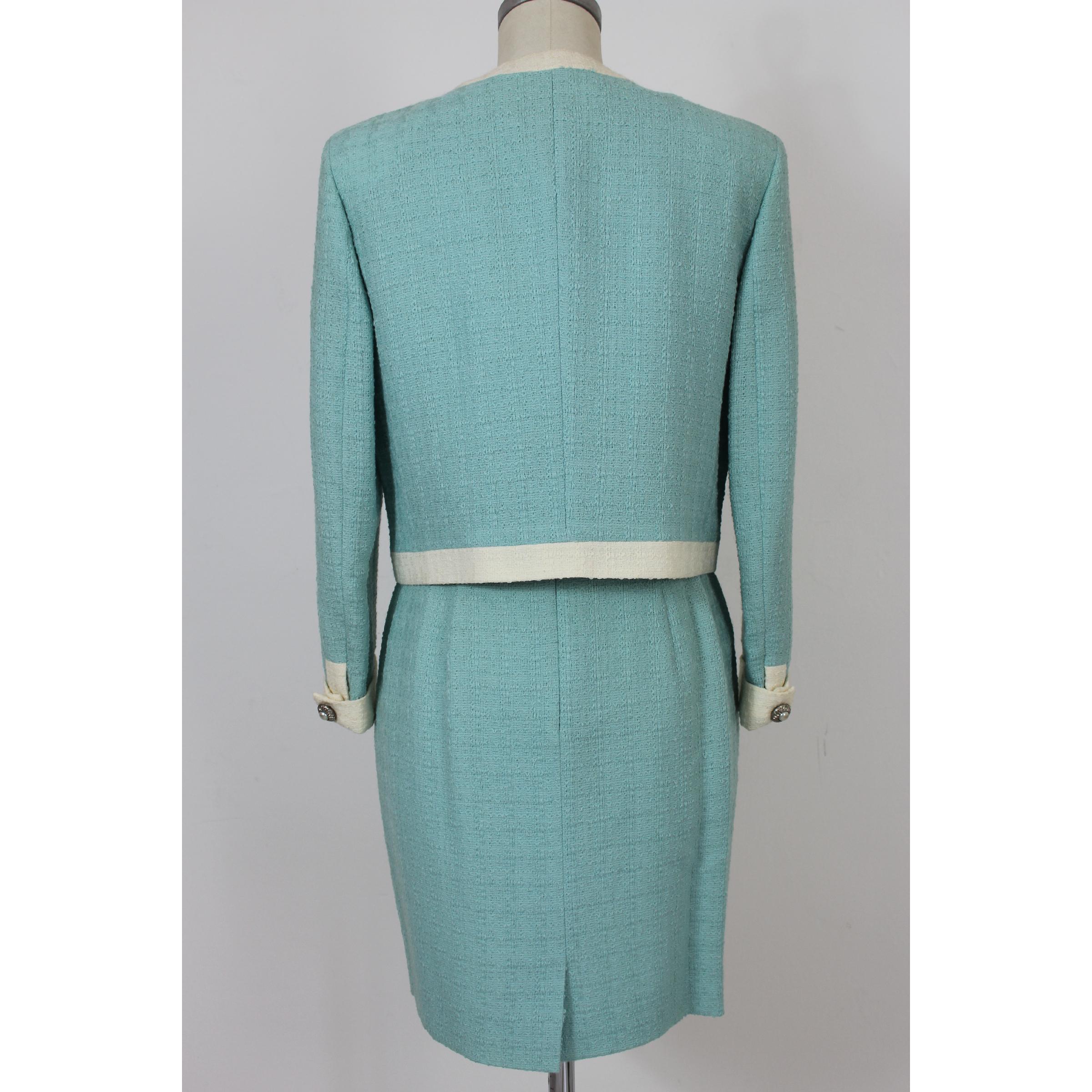 Laura Biagiotti Risposte vintage women's elegant suit skirt. Light blue and white, 98% wool 2% polyamide. Short model jacket at the waist, jewel button closure, skirt on the knee-length sheath model. 80s. Made in Italy. Excellent vintage condition.