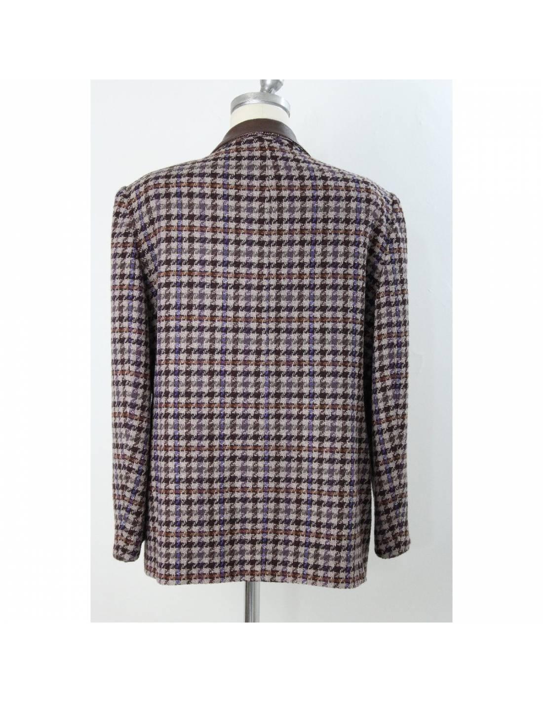 Vintage tweed jacket by laura biagiotti from 1980s with a beautiful plaid fabric in wool, brown and beige with purple inserts, leather details on the collar and on the pockets. Made in Italy in excellent condition.

SIZE: 48 It 14 Us 16