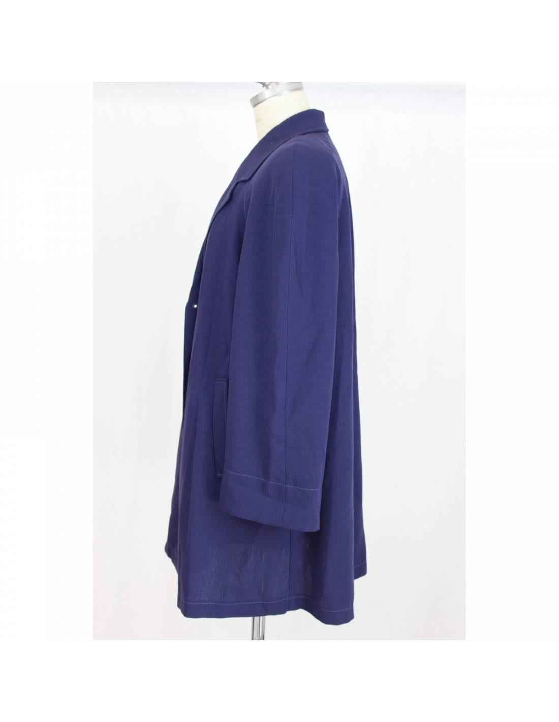 Vintage cotton coat by Italian designer Laura Biagiotti, purple with three gold-colored buttons on the bust and two pockets on the sides. Made in Italy of 1980s in excellent condition.

SIZE 46 IT 12 US 14 UK

Shoulder: 48 cm
Bust / chest: 57