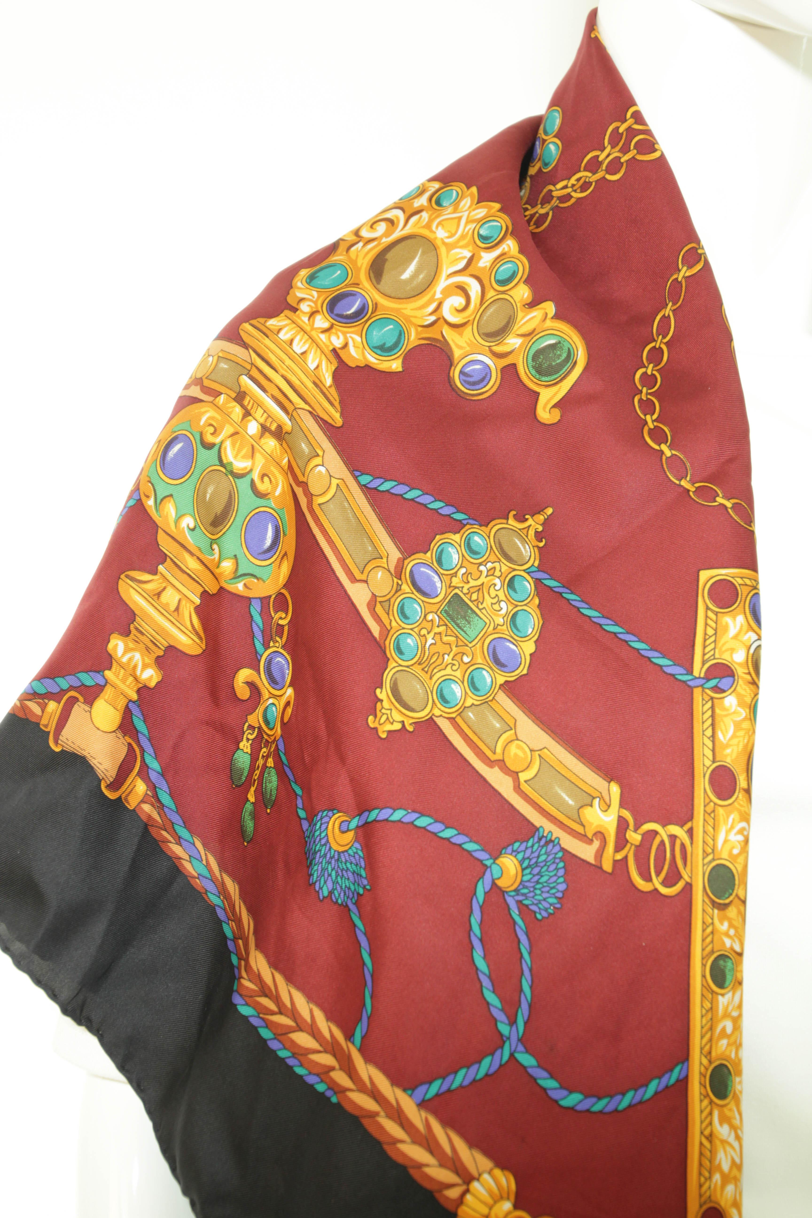 Laura Biagiotti Large Vintage Silk Scarf Hand Rolled Edges Jewelry Print.
Laura Biagiotti Stola, wunderschön gemustert mit lebhaftem Schmuck in Gold und farbigen Edelsteinen auf rotem Hintergrund und schwarzen Rändern.
Dieser Seidenschal verleiht