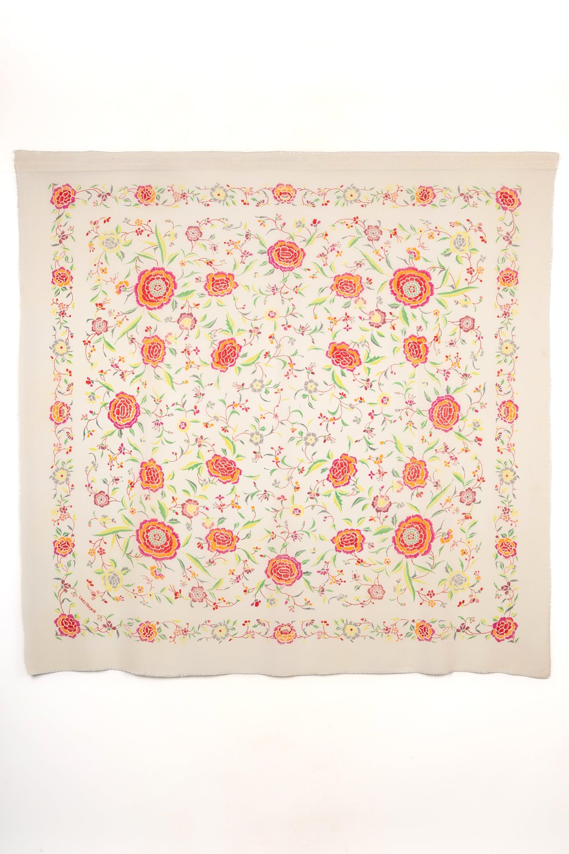 LAURA BIAGIOTTI - Grande stola in seta beige stampata con fiori multicolori, firmata Laura Biagiotti.

Informazioni aggiuntive:
Condizioni: Ottime condizioni
Dimensioni: 140 cm x 140 cm

Riferimento del venditore: ACC254