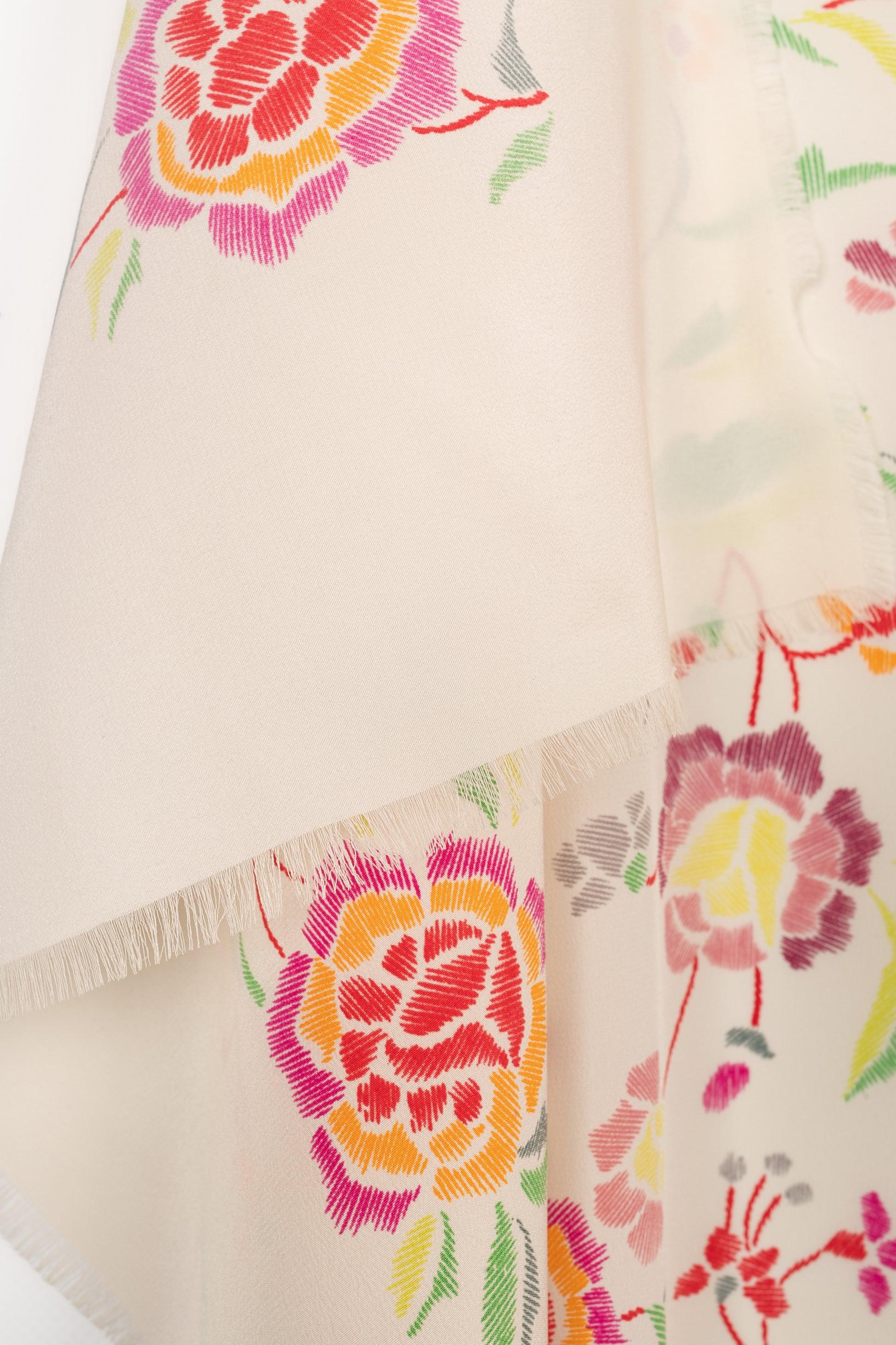 Laura Biagiotti Stola in seta stampata con fiori multicolore in vendita 1