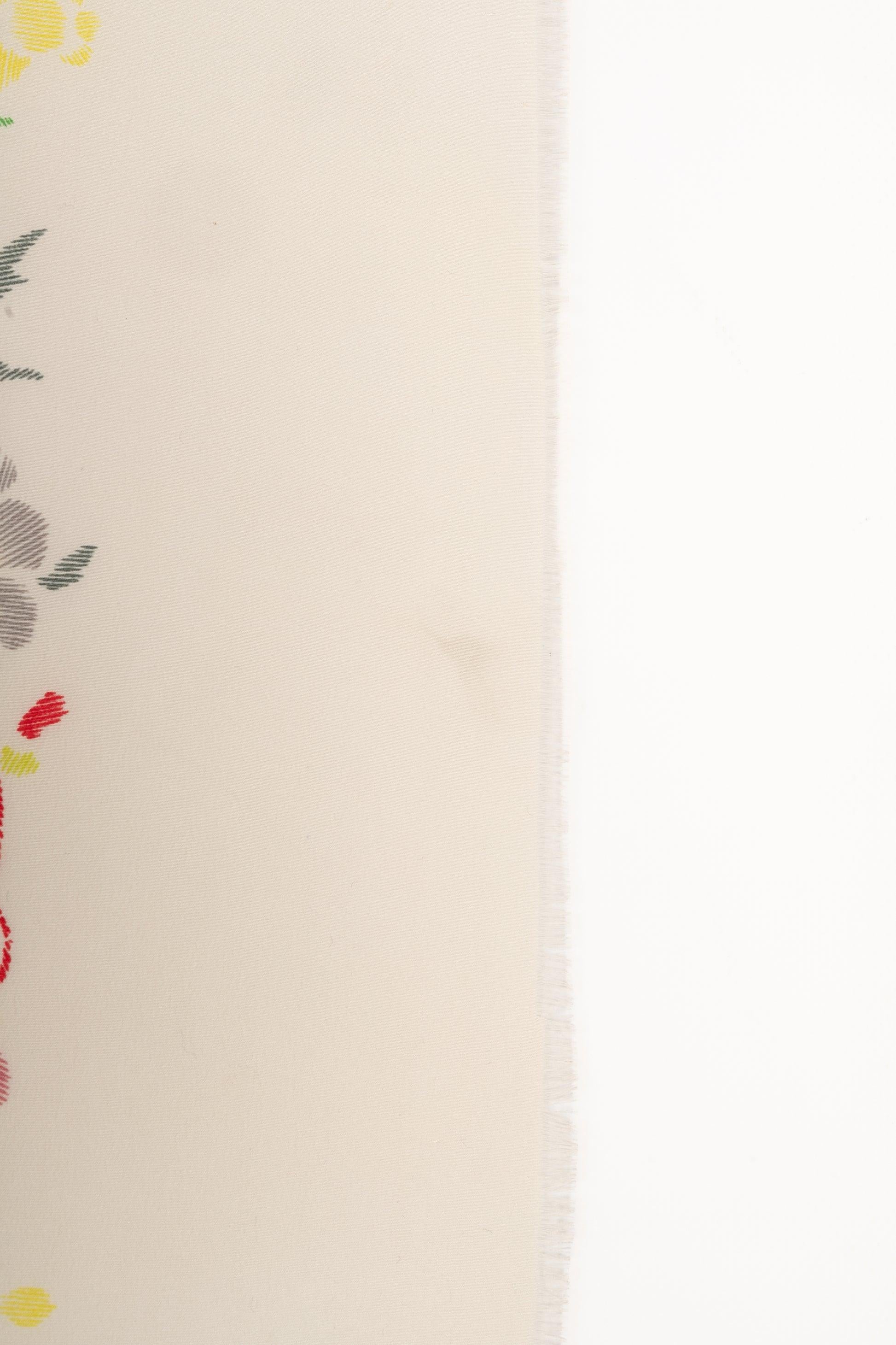 Laura Biagiotti Stola in seta stampata con fiori multicolore in vendita 2