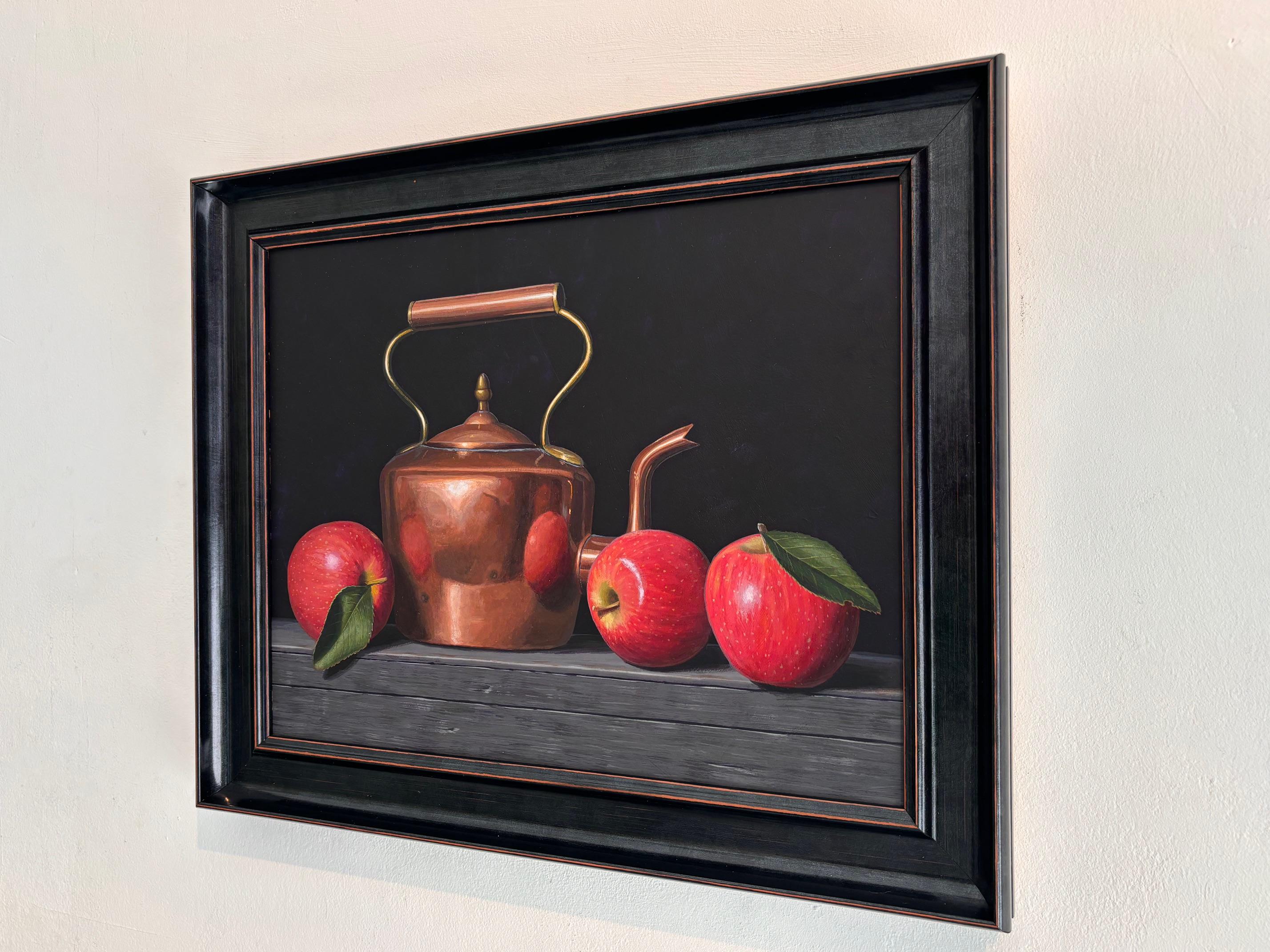 Mele e bollitore di rame - pittura acrilica originale realistica di natura morta - Still-Life Painting Nero di Laura Critchlow