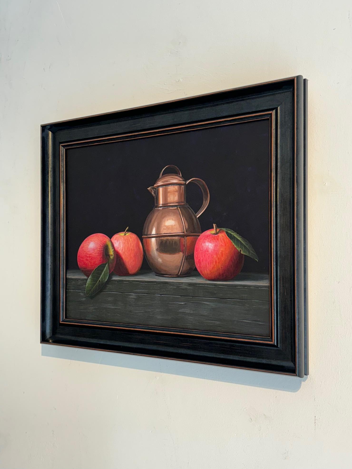 Mele con brocca di rame  - pittura di frutta originale realismo natura morta arte - Painting Realismo di Laura Critchlow