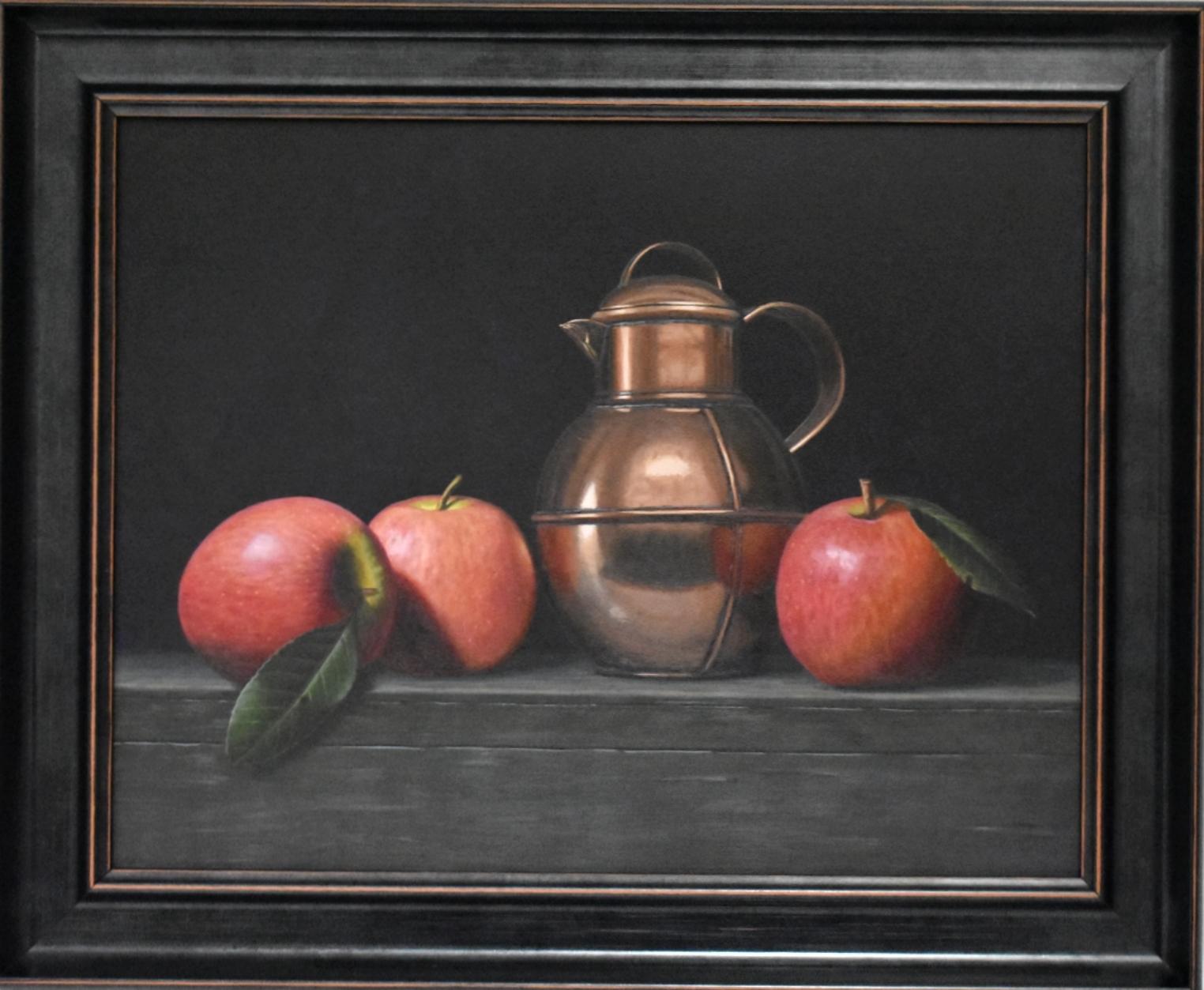 Mele con brocca di rame  - pittura di frutta originale realismo natura morta arte - Painting di Laura Critchlow