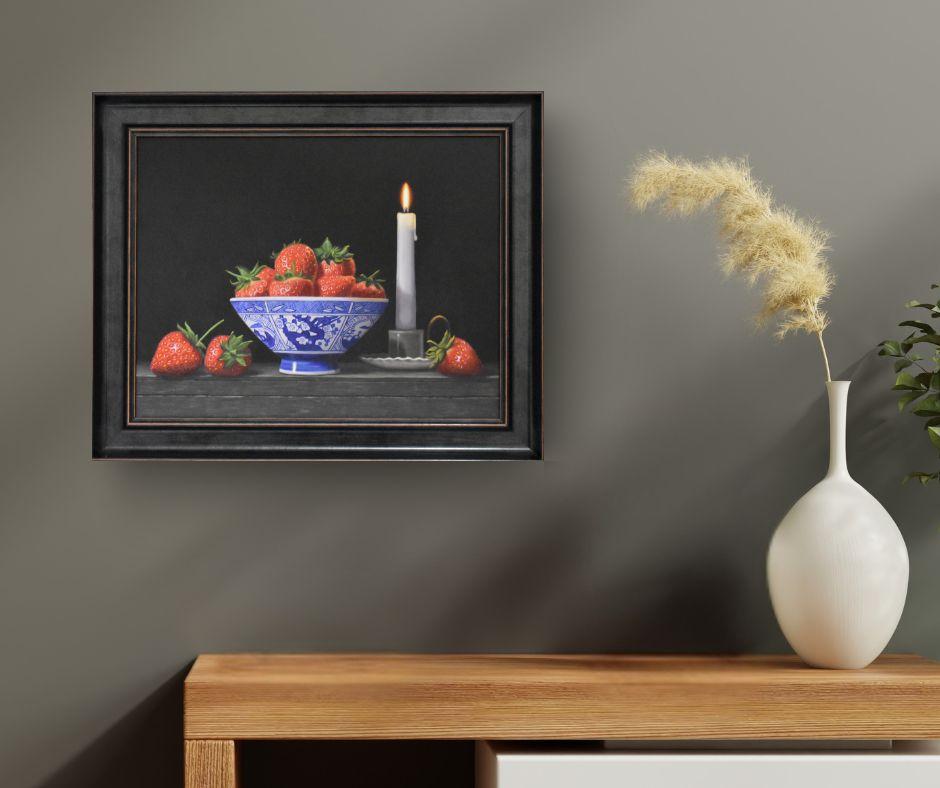 Blüte Schale und Erdbeeren - original realismus stillleben malerei - kunst – Painting von Laura Critchlow