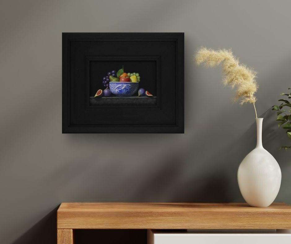 Perroquet bol de fruits -réalisme original nature morte peinture acrylique-art contemporain - Painting de Laura Critchlow