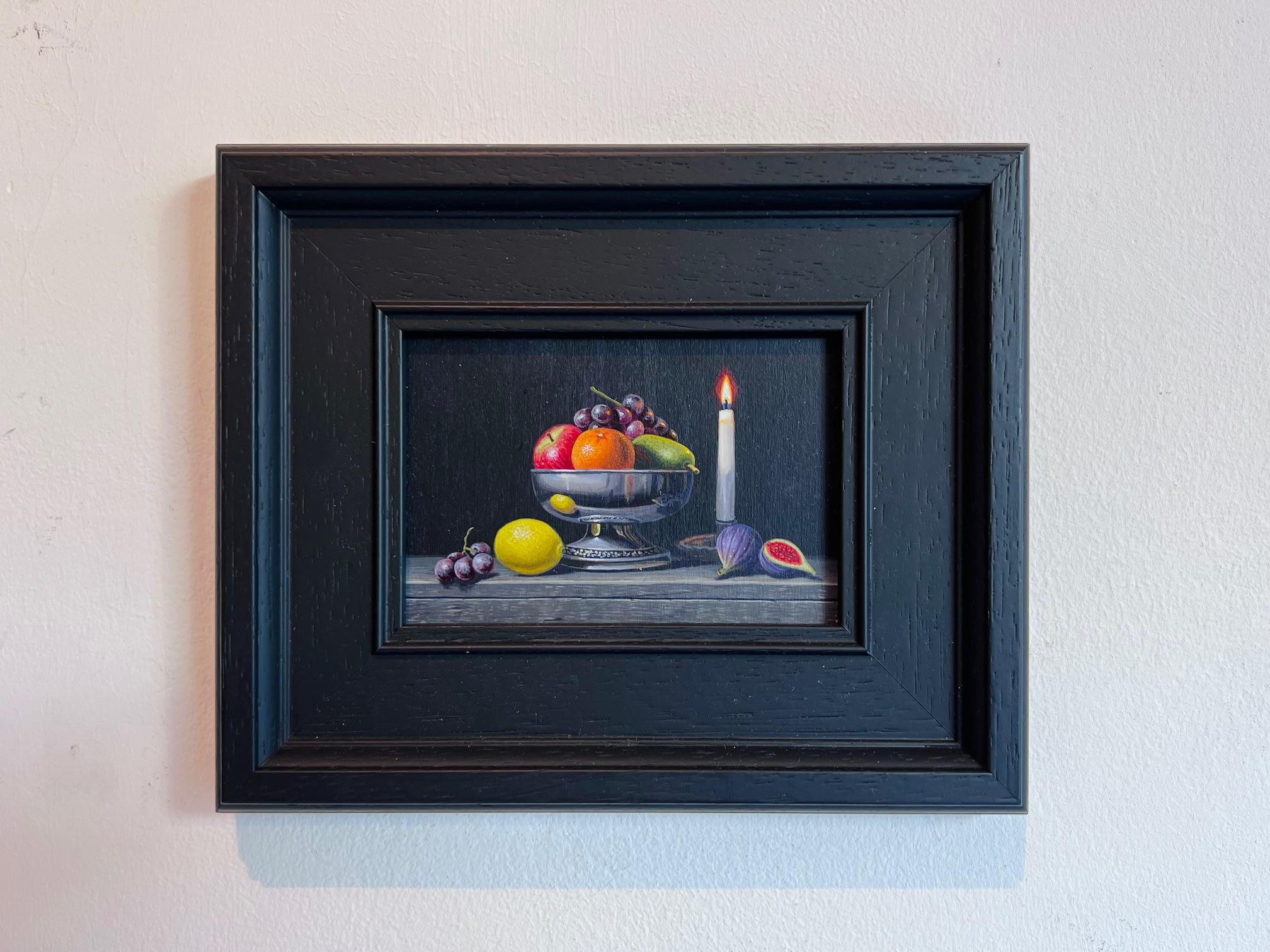 Silver Bowl und Kerze - original realismus stillleben malerei - zeitgenössische kunst (Realismus), Painting, von Laura Critchlow