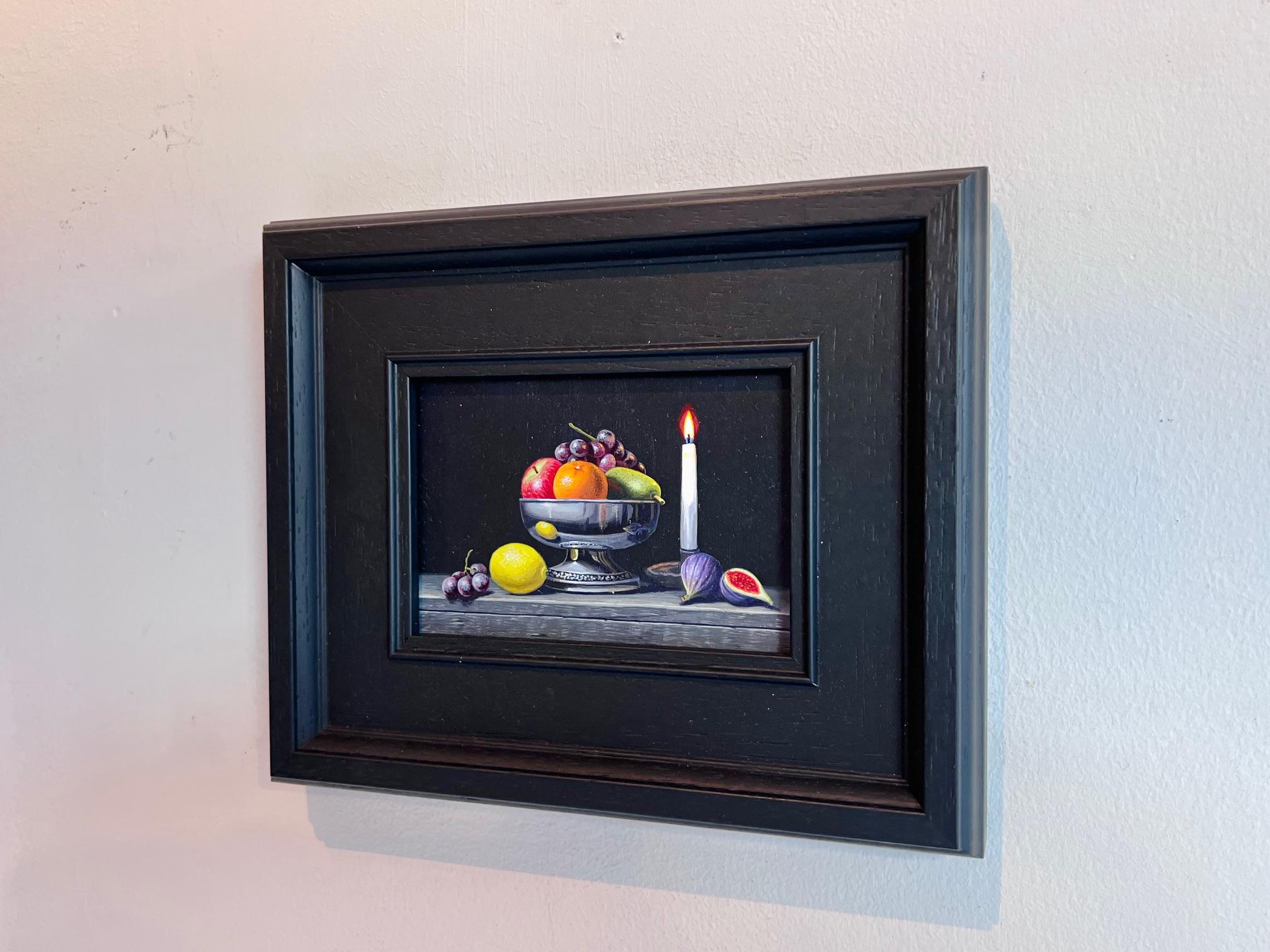 Silver Bowl und Kerze - original realismus stillleben malerei - zeitgenössische kunst (Schwarz), Still-Life Painting, von Laura Critchlow