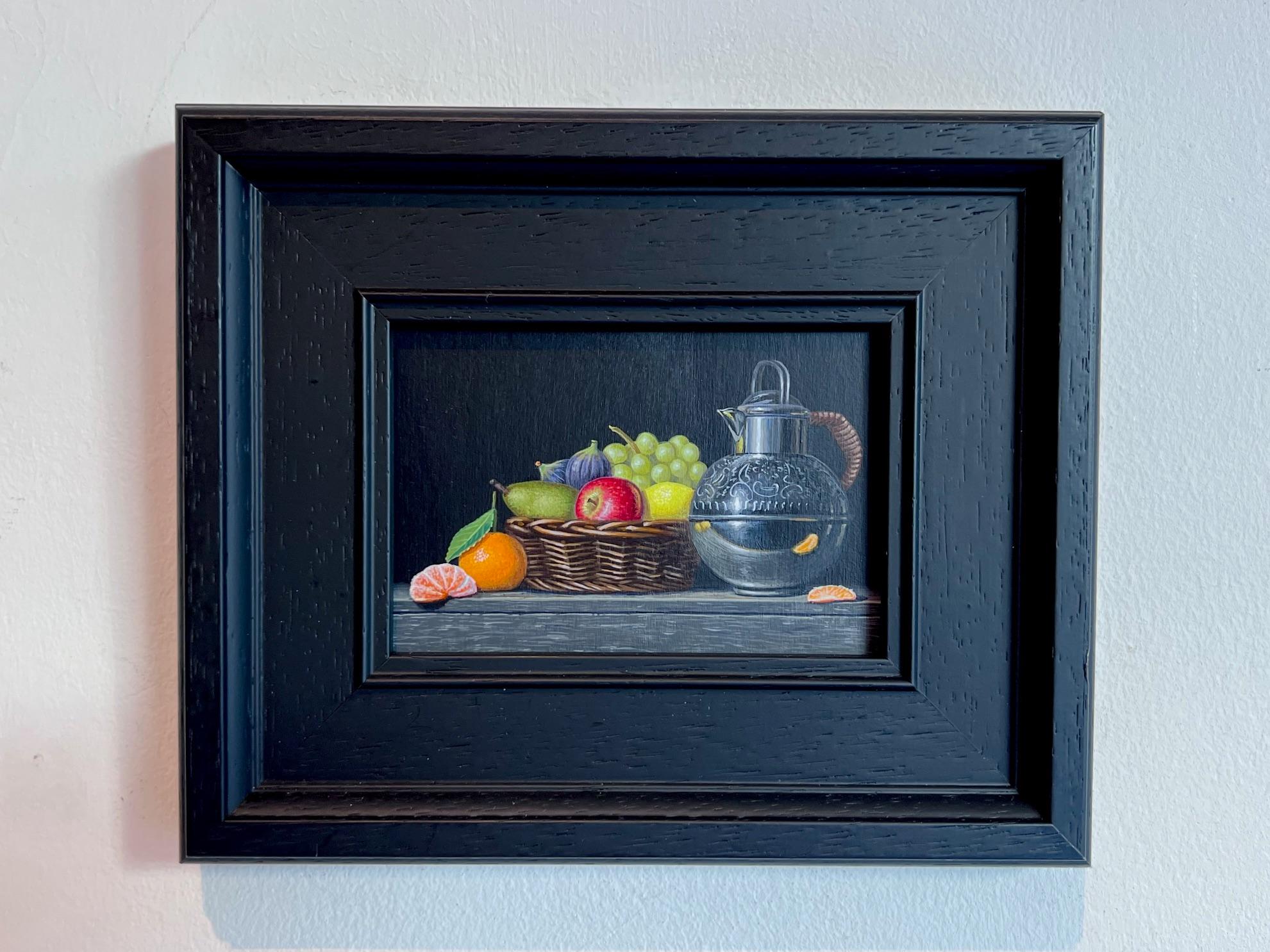Silver Water Jug - original realismus stillleben malerei - zeitgenössische kunst (Schwarz), Still-Life Painting, von Laura Critchlow