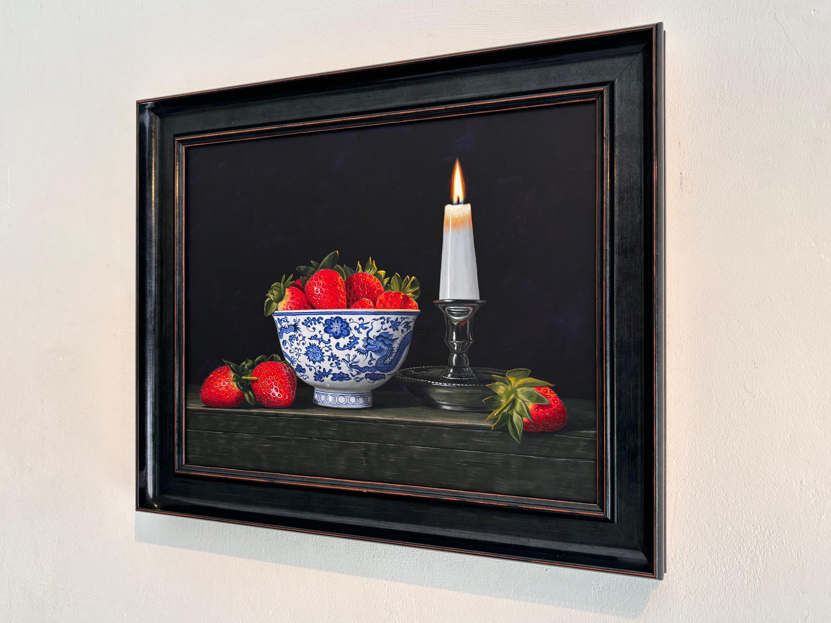 Fresas - pintura acrílica original realismo bodegón - arte contemporáneo - Interior Painting Negro de Laura Critchlow