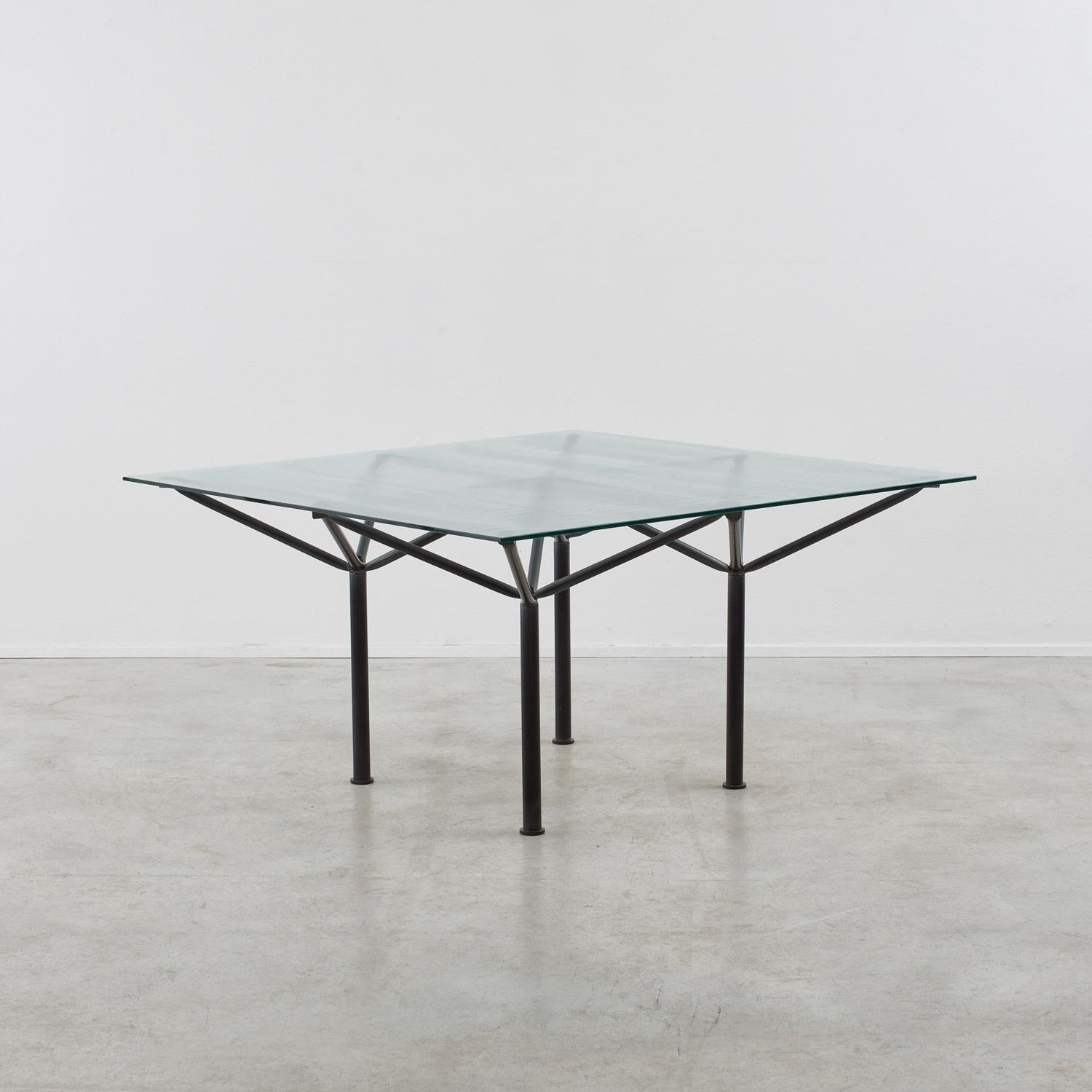 Laura de Lorenzo, arquitecta de formación, dedicó años al diseño industrial antes de crear la mesa de comedor 