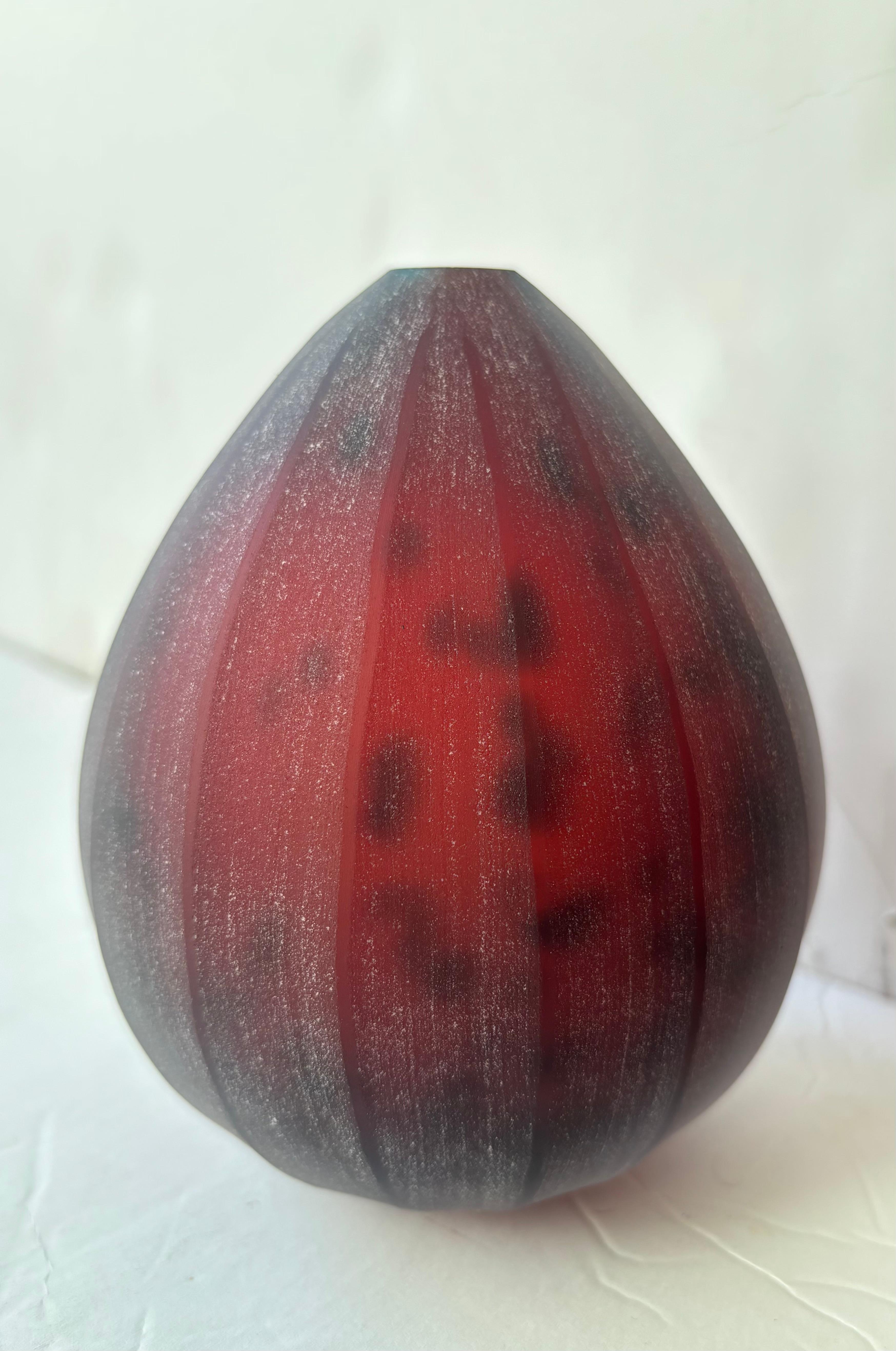 Laura de Santillana Murano rojo moteado  jarrón de cristal grabado Fruta tropical firmado Posmoderno en venta