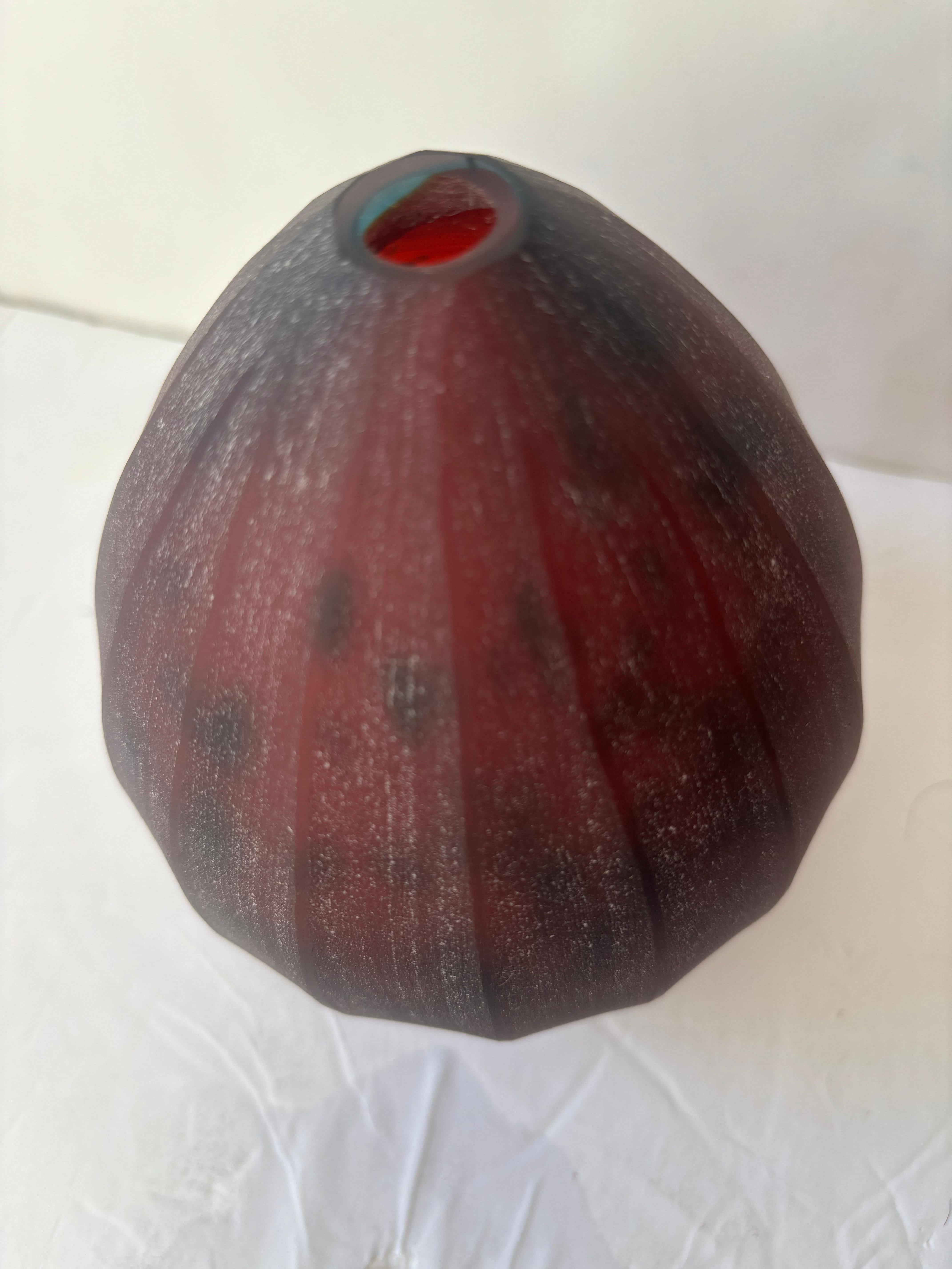 Laura de Santillana Murano rojo moteado  jarrón de cristal grabado Fruta tropical firmado Italiano en venta