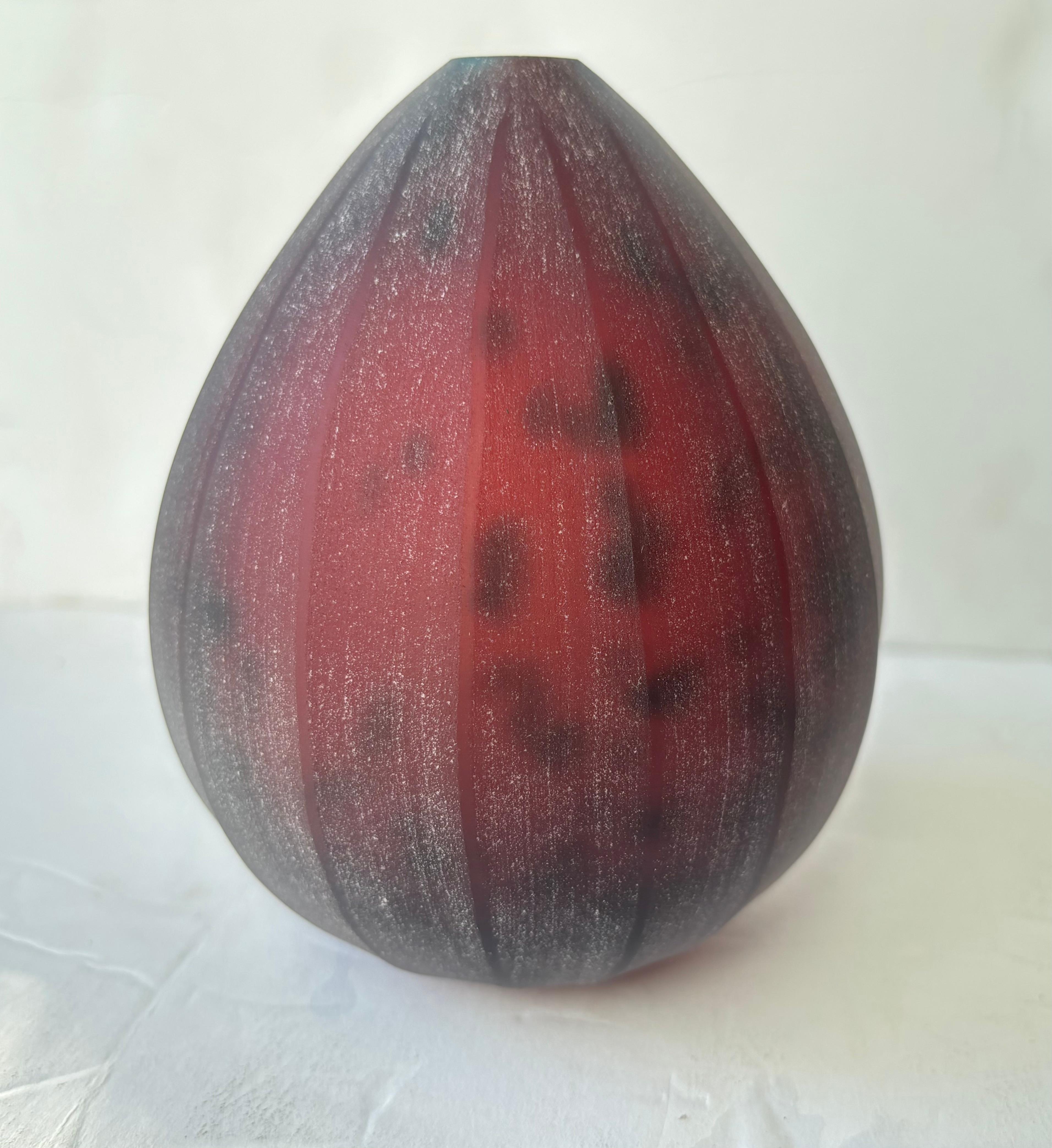 Laura de Santillana Murano rojo moteado  jarrón de cristal grabado Fruta tropical firmado Hecho a mano en venta