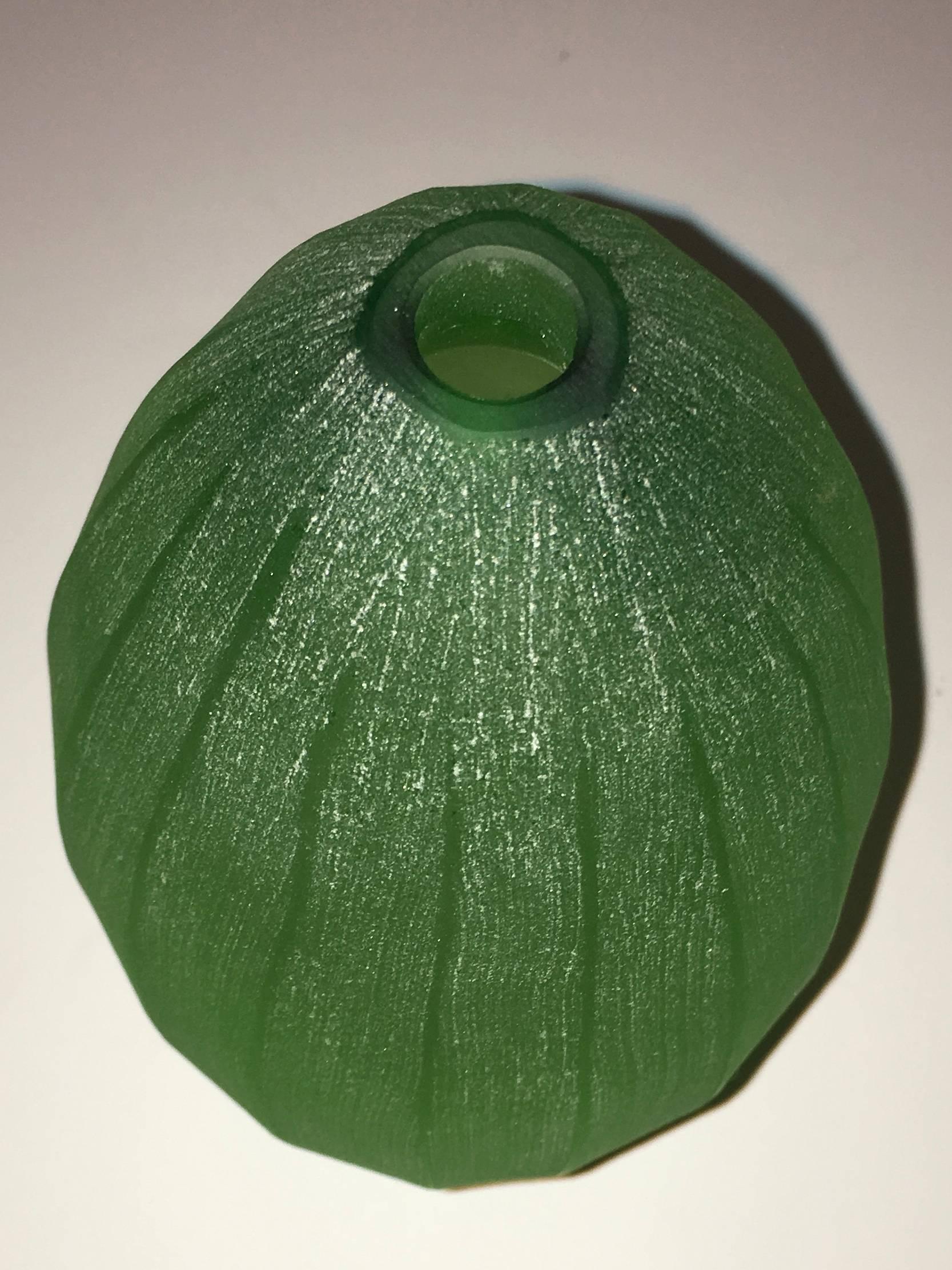 Vase sculpté en verre de Murano soufflé à la main en forme de fruits facettés pour Arcade - Postmoderne Sculpture par Laura de Santillana