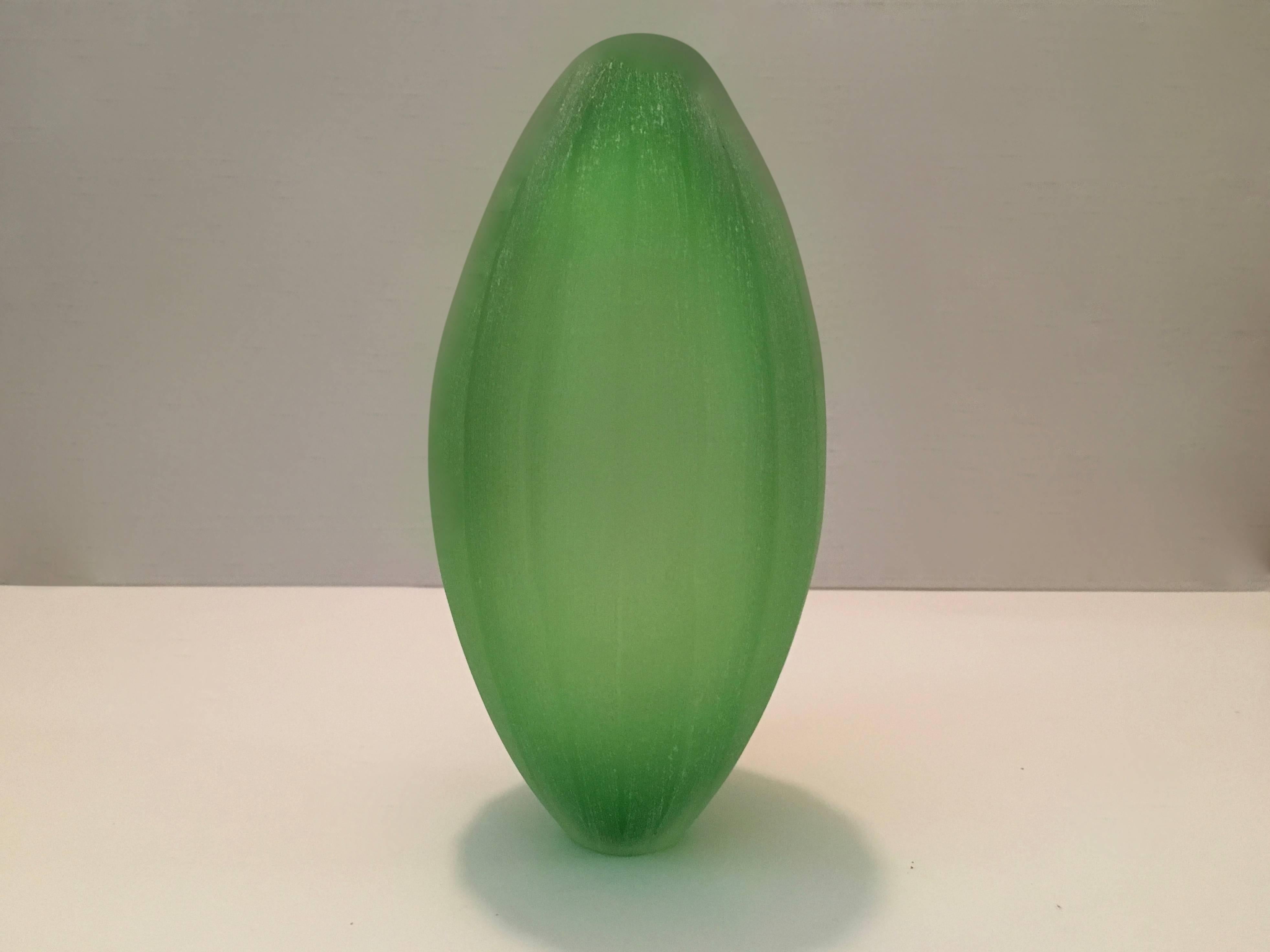 Vase, entworfen von Laura de Santillana in einer Edition für Arcade, 2001. Sie gehört zu einer Serie von Vasen, die von tropischen Früchten und Pflanzenformen inspiriert sind und die gleiche matte, handgravierte Oberfläche haben:
PAPAIA, hergestellt