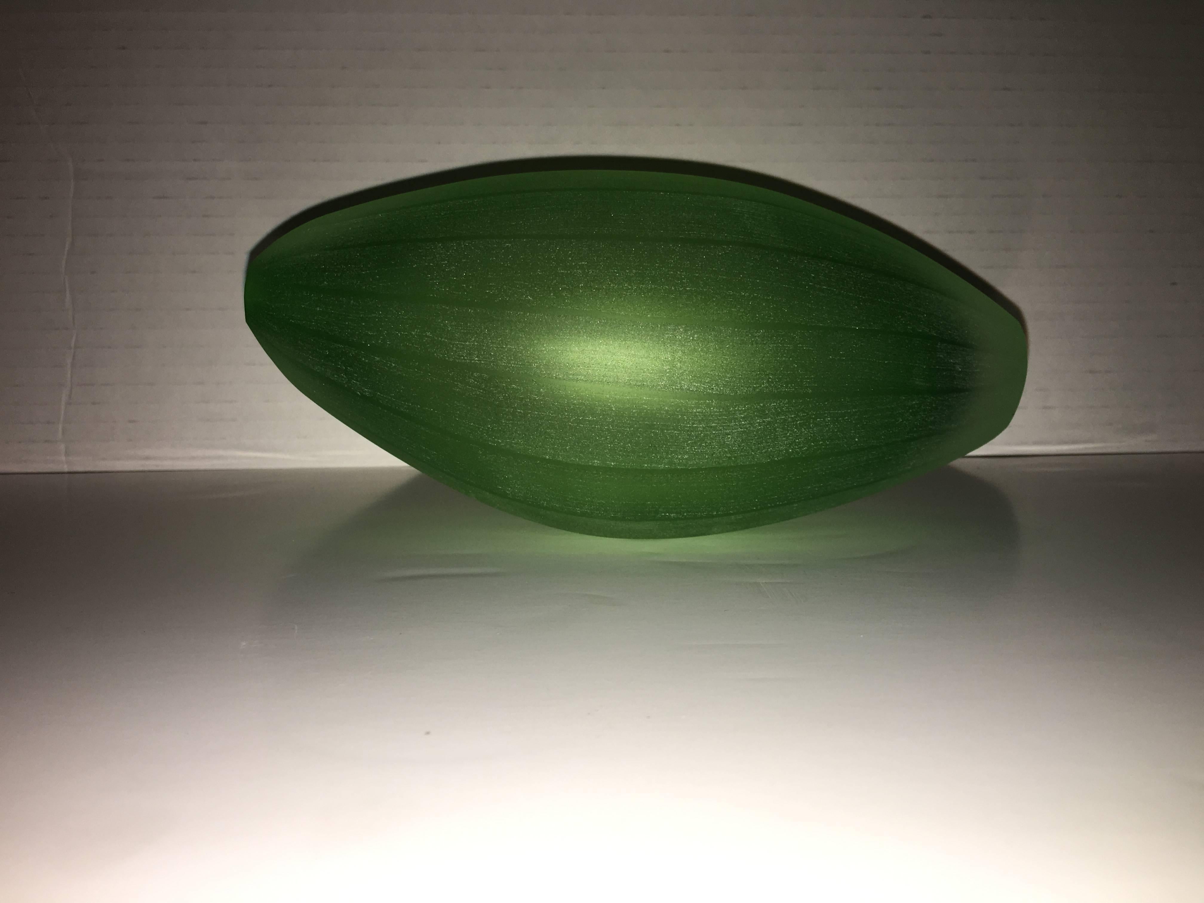 Vase, entworfen von Laura de Santillana in einer Edition für Arcade, 2001. Sie gehört zu einer Serie von Vasen, die von tropischen Früchten und Pflanzenformen inspiriert sind und die gleiche matte, handgravierte Oberfläche haben:
PAPAIA, hergestellt