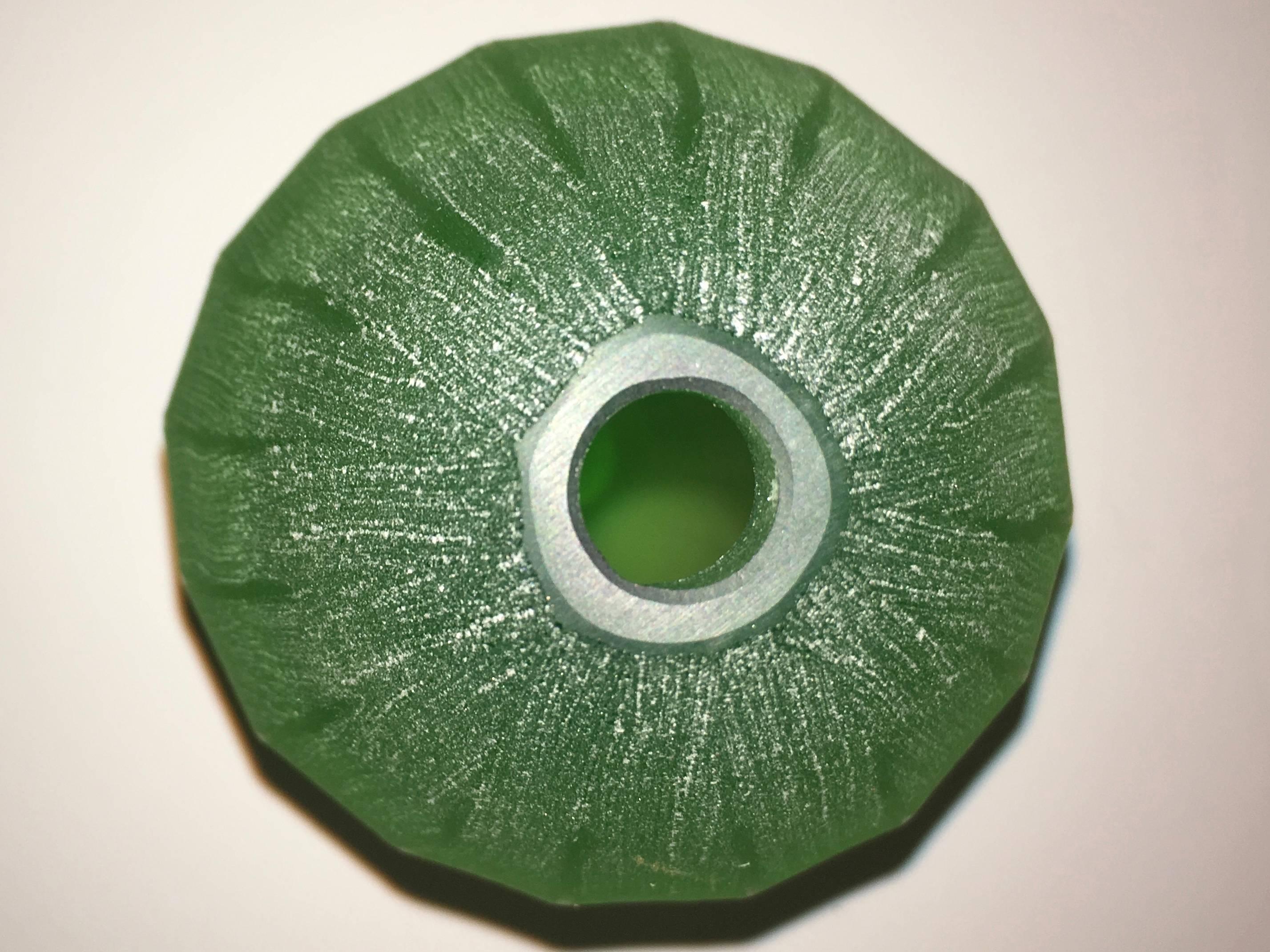 Vase sculpté en verre de Murano soufflé à la main en forme de fruits facettés pour Arcade en vente 2