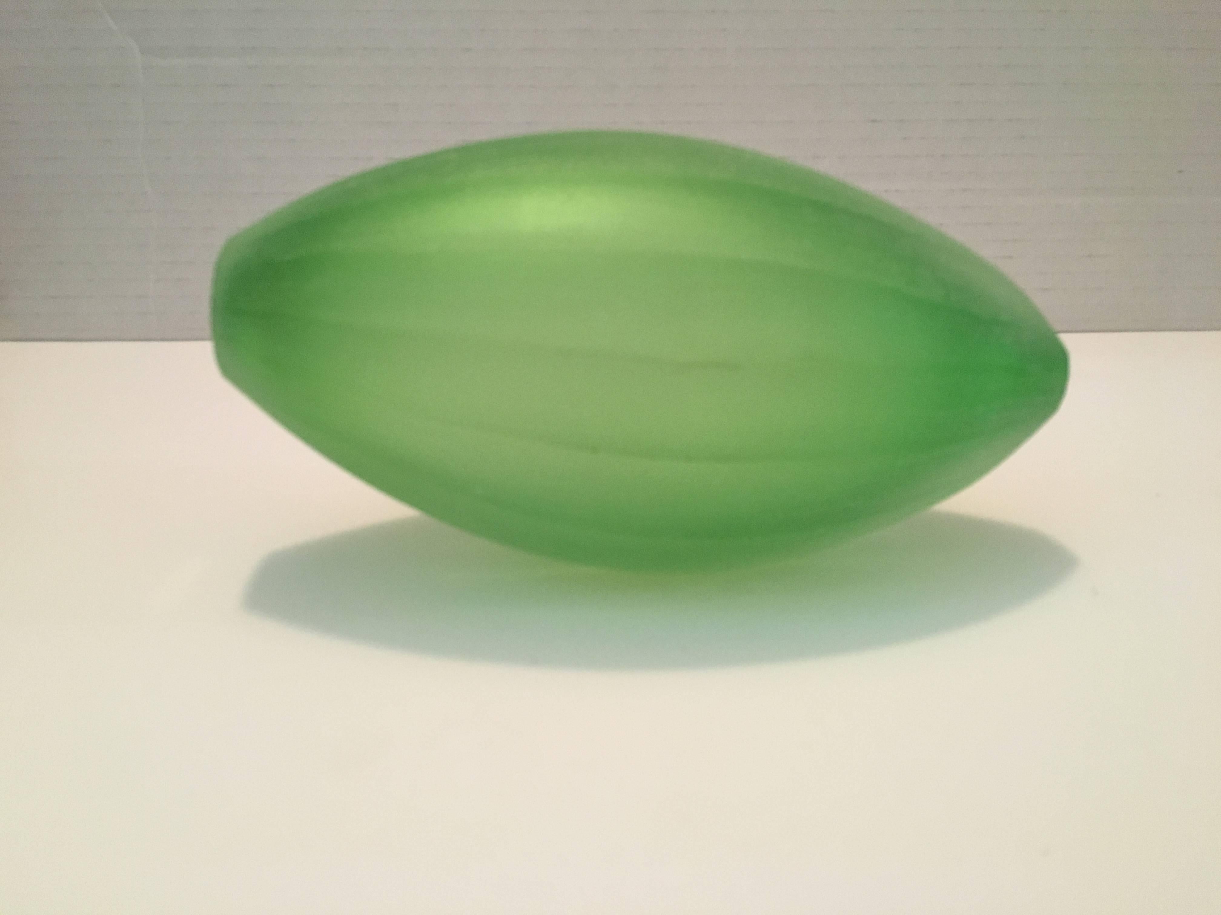 Abstract Sculpture Laura de Santillana - Vase sculpté en verre de Murano soufflé à la main en forme de fruits facettés pour Arcade