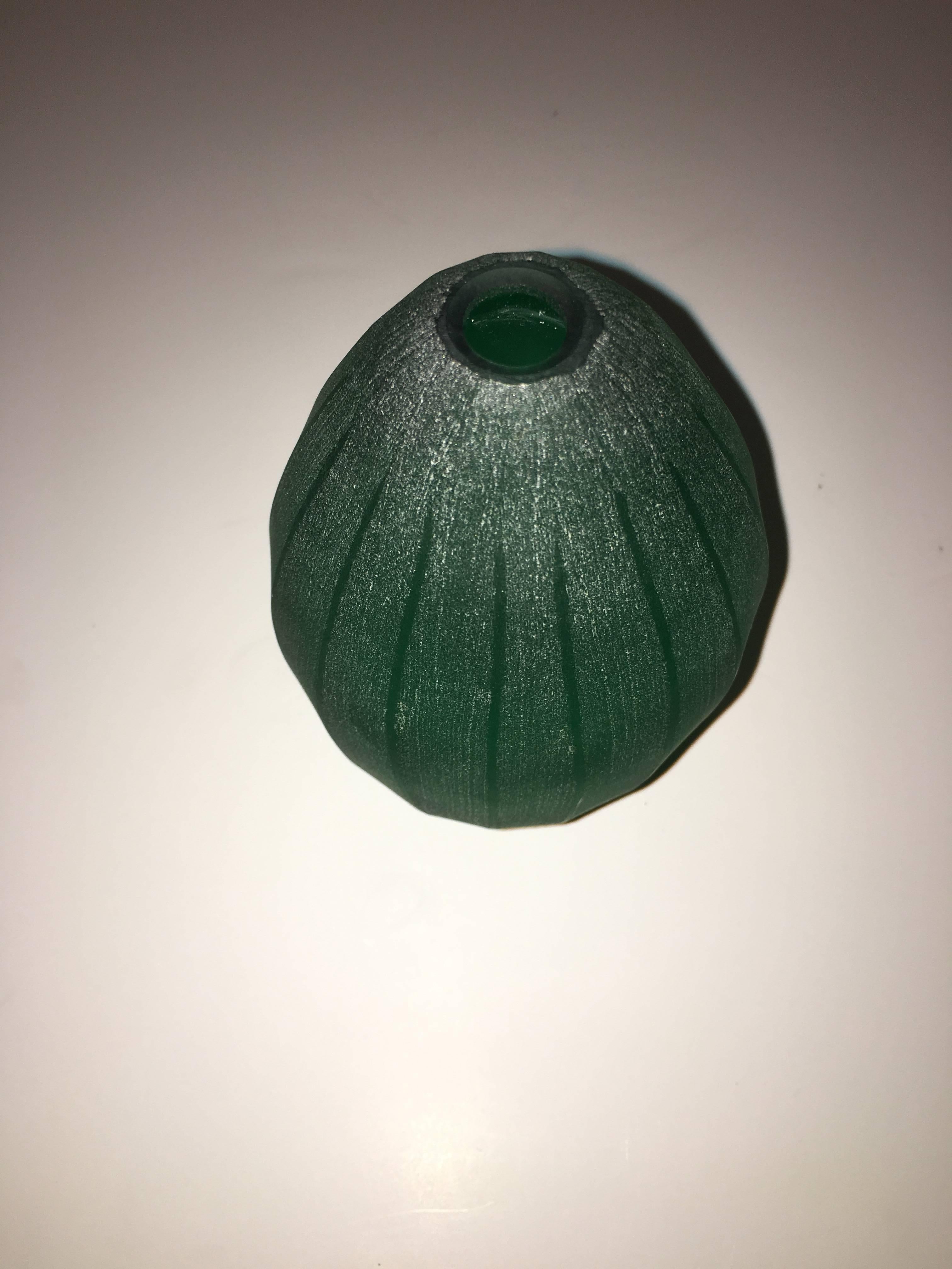 Jarrón diseñado por Laura de Santillana en edición para Arcade, 2001. Pertenece a una serie de jarrones inspirados en frutas tropicales y formas vegetales con el mismo acabado mate, grabado a mano:
PAPAIA, fabricada en tres tonos diferentes de