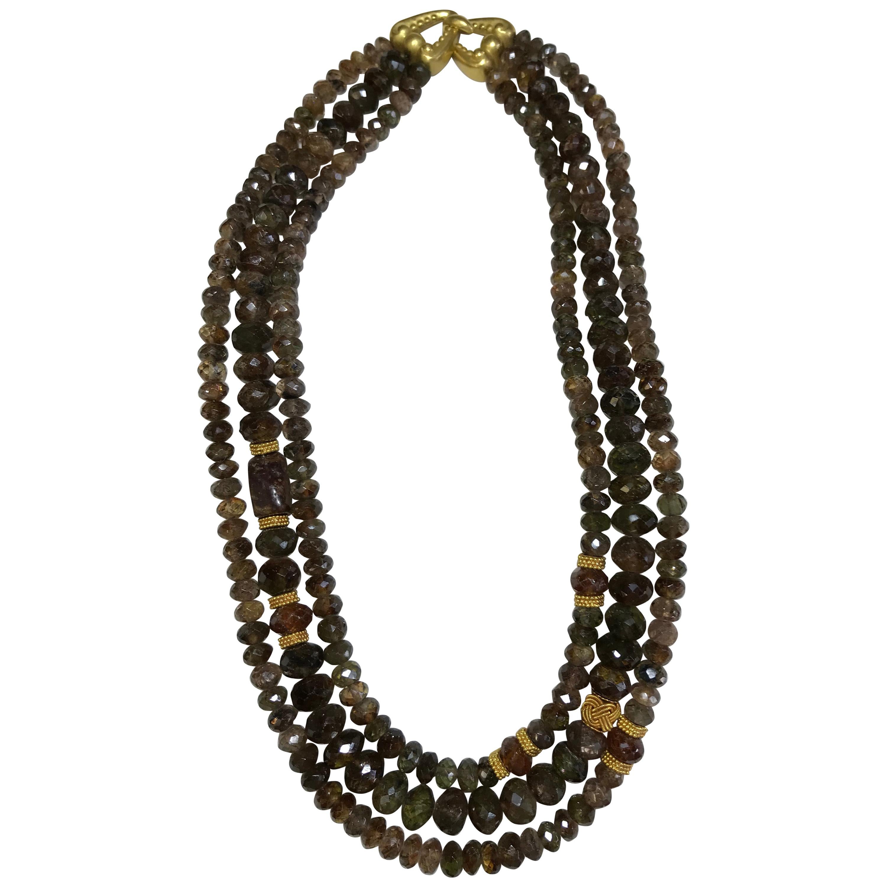 Laura Gibson, dreireihige Perlenkette aus 22 Karat Gelbgold im Angebot