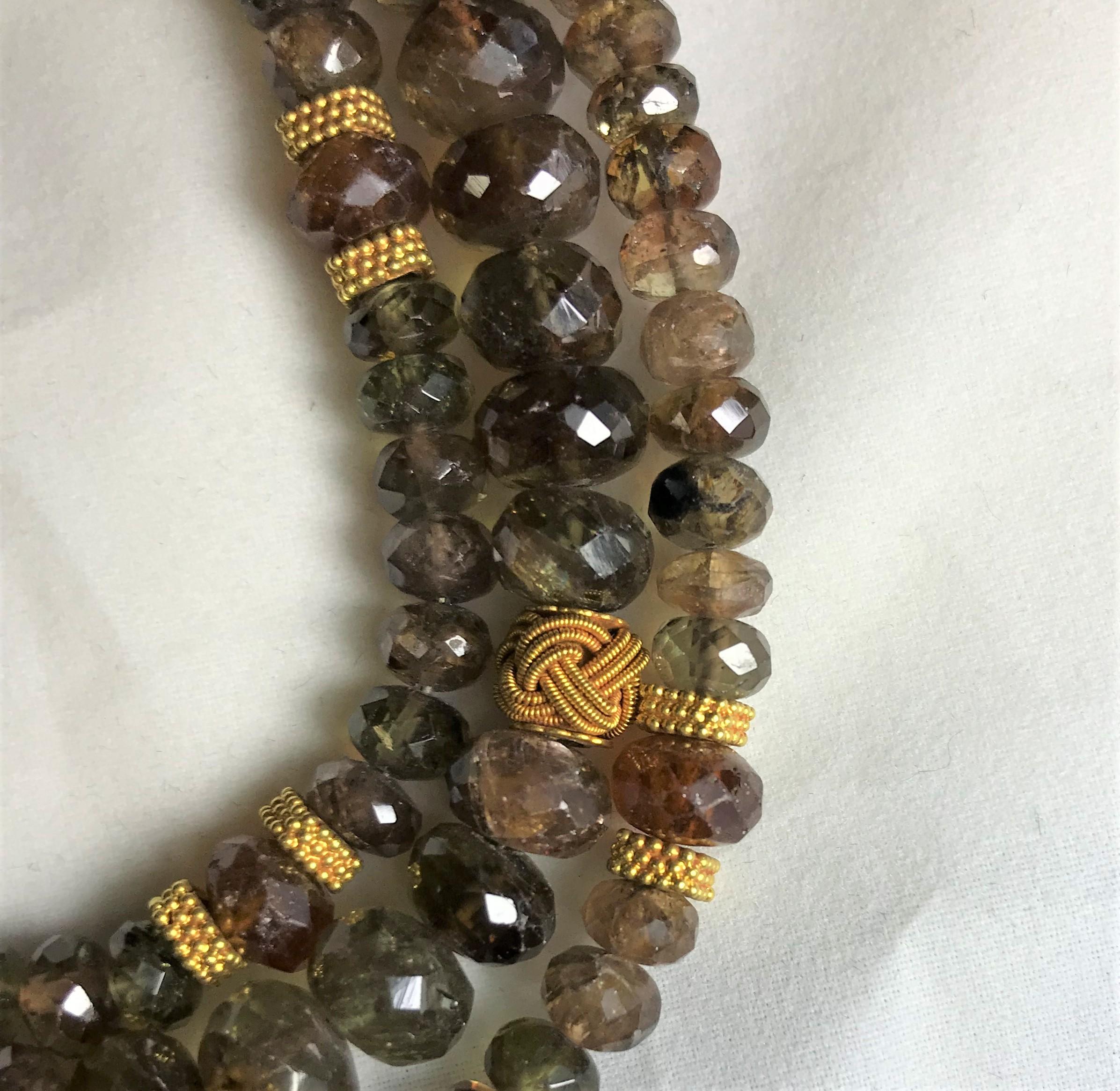 Laura Gibson, dreireihige Perlenkette aus 22 Karat Gelbgold im Zustand „Neu“ im Angebot in Cincinnati, OH