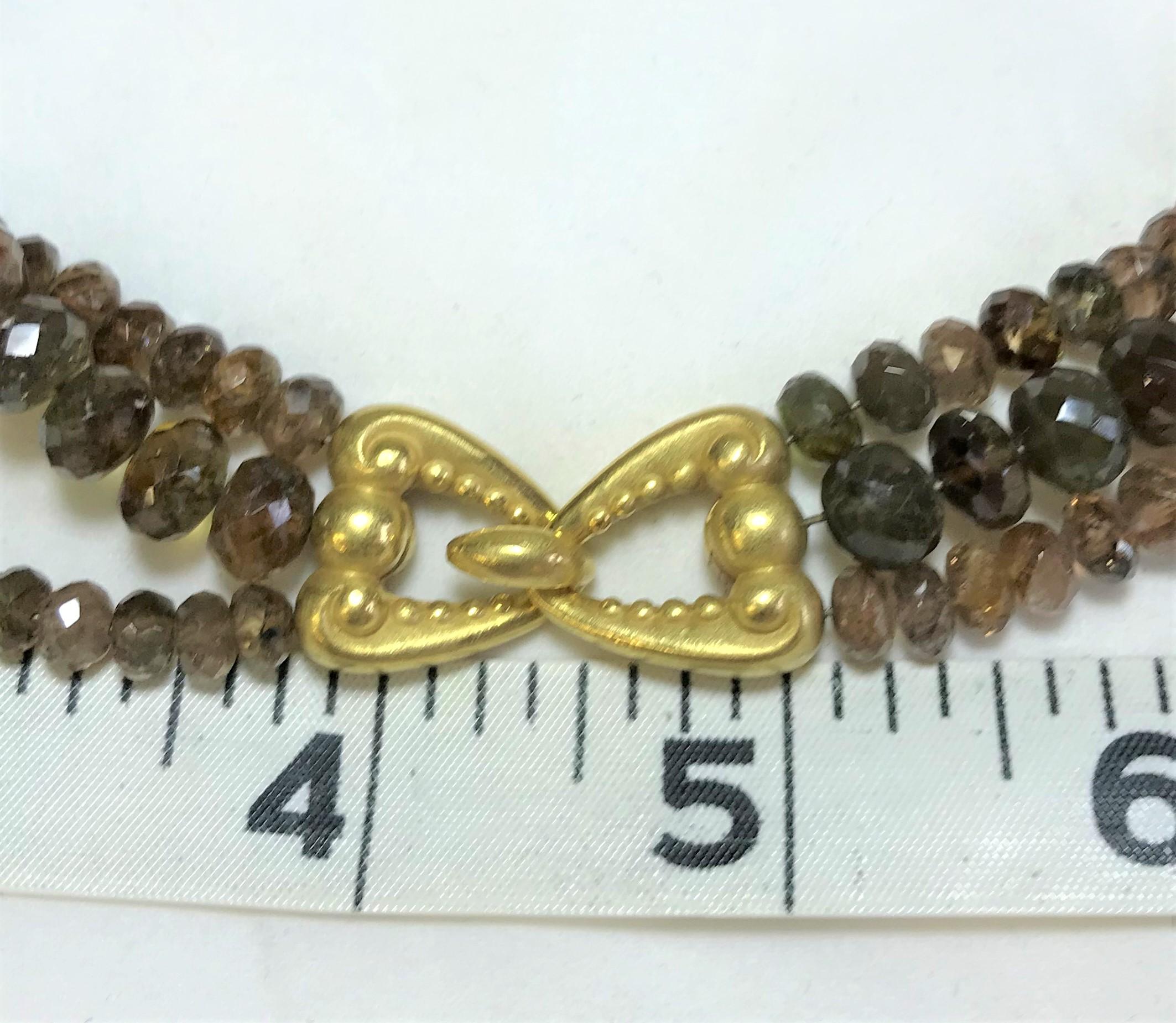 Laura Gibson, dreireihige Perlenkette aus 22 Karat Gelbgold im Angebot 1