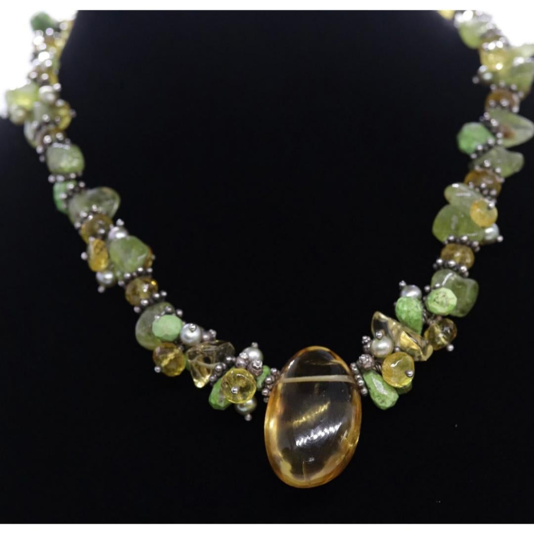 Vintage
Materiali: Pietra
Pietra preziosa: Citrino
Stile della catena: Perlina

Lunghezza della collana: 15 pollici

Incredibile collana di Laura Gibson & Gibson. Maglie e chiusura in argento sterling. Dolci gemme di caramelle che penzolano in modo