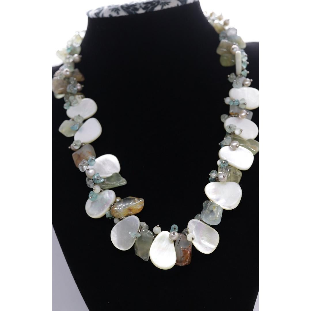 Vintage By
MATERIALIEN: Stein
Edelstein: Perle
Stil der Kette: Perle

Länge der Halskette: 17,5 Zoll

Erstaunliche Laura Gibson Halskette. Sterling Silber Glieder und Verschluss. Süße Bonbons, die kunstvoll baumeln. Folgende Edelsteine sind