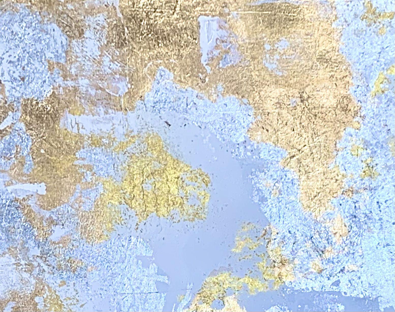 La nature. L'imagination. Des nuages. Un jeu infini d'acryliques or et argent est mis en valeur par de riches éclaboussures de feuilles d'or 24 kt. Les émotions se révèlent :: : Peinture : : Expressionnisme abstrait : : Cette pièce est accompagnée