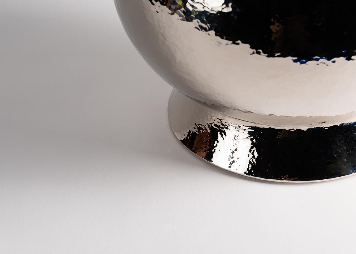 Ce vase fait partie d'une série de magnifiques vases lobés créés par la designer américaine Laura Kirar en collaboration avec des artisans de cinquième génération de Michoacan, au Mexique. Pour créer ces pièces remarquables, le cuivre brut est